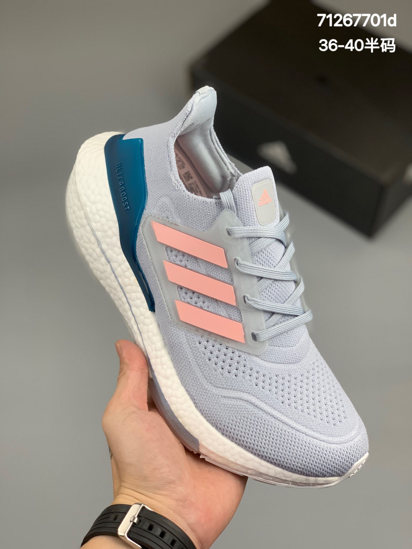 
阿迪达斯 Adidas UB7.0 爆米花跑鞋 货号：FY0395
前凸后翘的adidas ultra boost 2021系列正式曝光，新一代的ulrtra boost 21在中底的部分添加了更多的boost材质面积，除了部分标志性的细节处外，这次更新的款式以前凸后翘的流线型呈现。中底的支撑片也变成了造型奇特的U型，鞋子设计十分有速度感。
Size：36 36.5 37 38 38.5 39 40 40
编码：71267701d