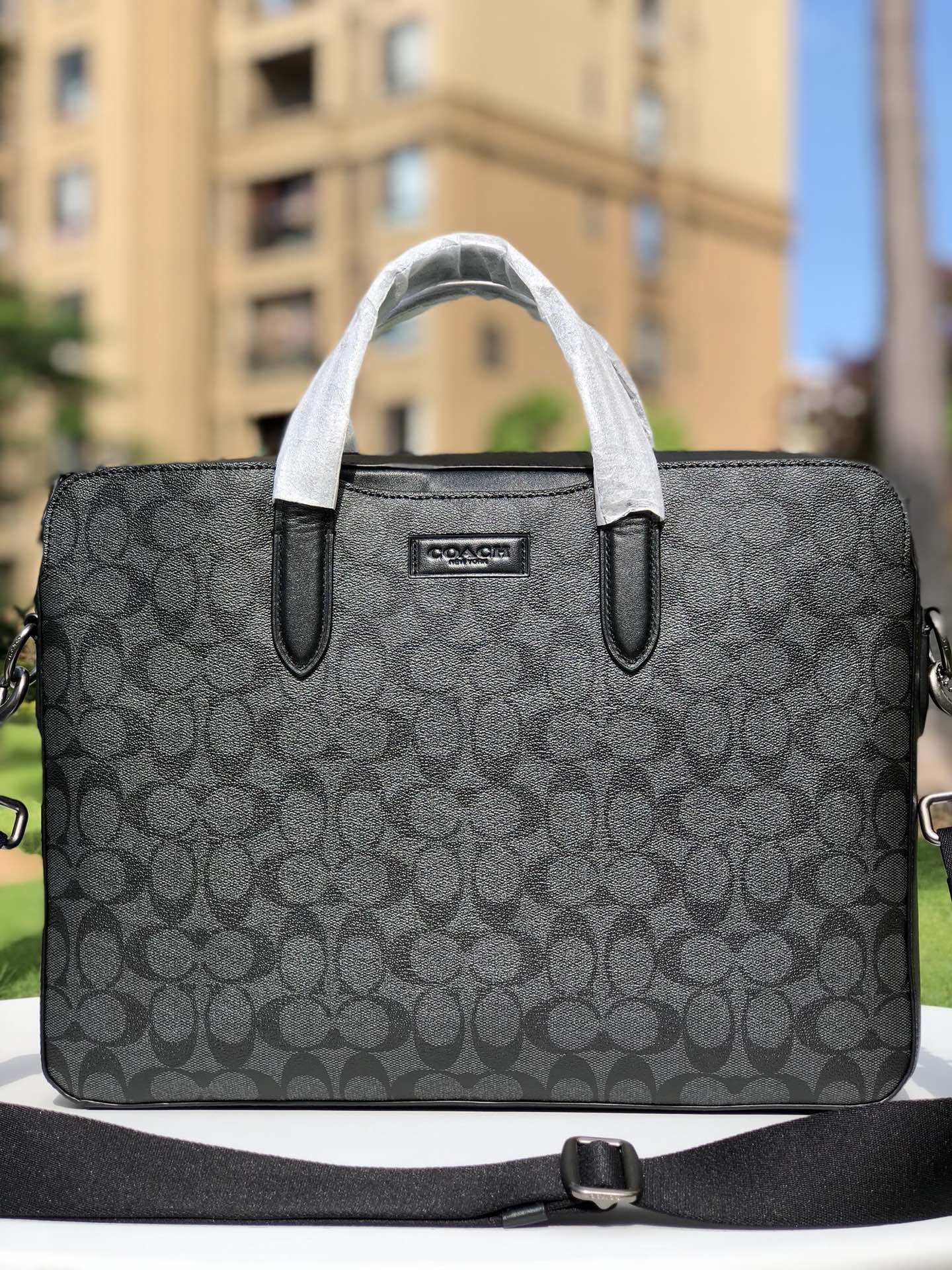 Coach C2837最新简约大方款 头层牛皮拼C字 料材质 超软牛皮品质 可出入 对比、做工 版型立体挺括 纳物非常方便 容量大 可以放14寸笔记本电脑