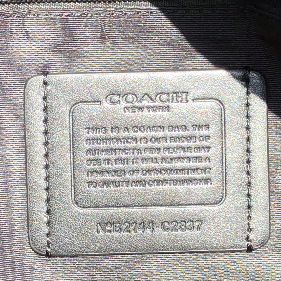 Coach C2837最新简约大方款 头层牛皮拼C字 料材质 超软牛皮品质 可出入 对比、做工 版型立体挺括 纳物非常方便 容量大 可以放14寸笔记本电脑