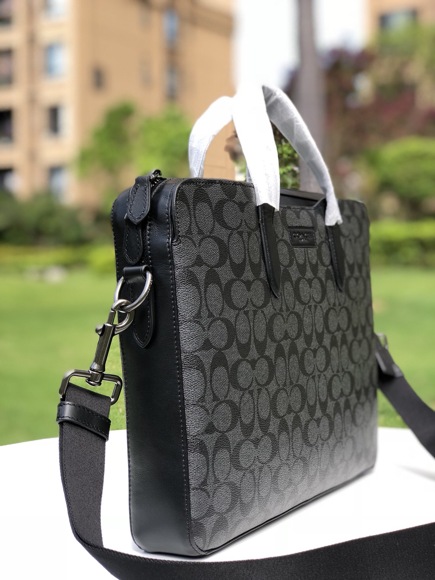 Coach C2837最新简约大方款 头层牛皮拼C字 料材质 超软牛皮品质 可出入 对比、做工 版型立体挺括 纳物非常方便 容量大 可以放14寸笔记本电脑