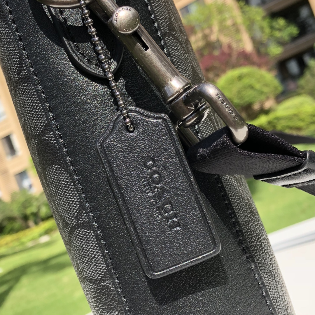 Coach C2837最新简约大方款 头层牛皮拼C字 料材质 超软牛皮品质 可出入 对比、做工 版型立体挺括 纳物非常方便 容量大 可以放14寸笔记本电脑