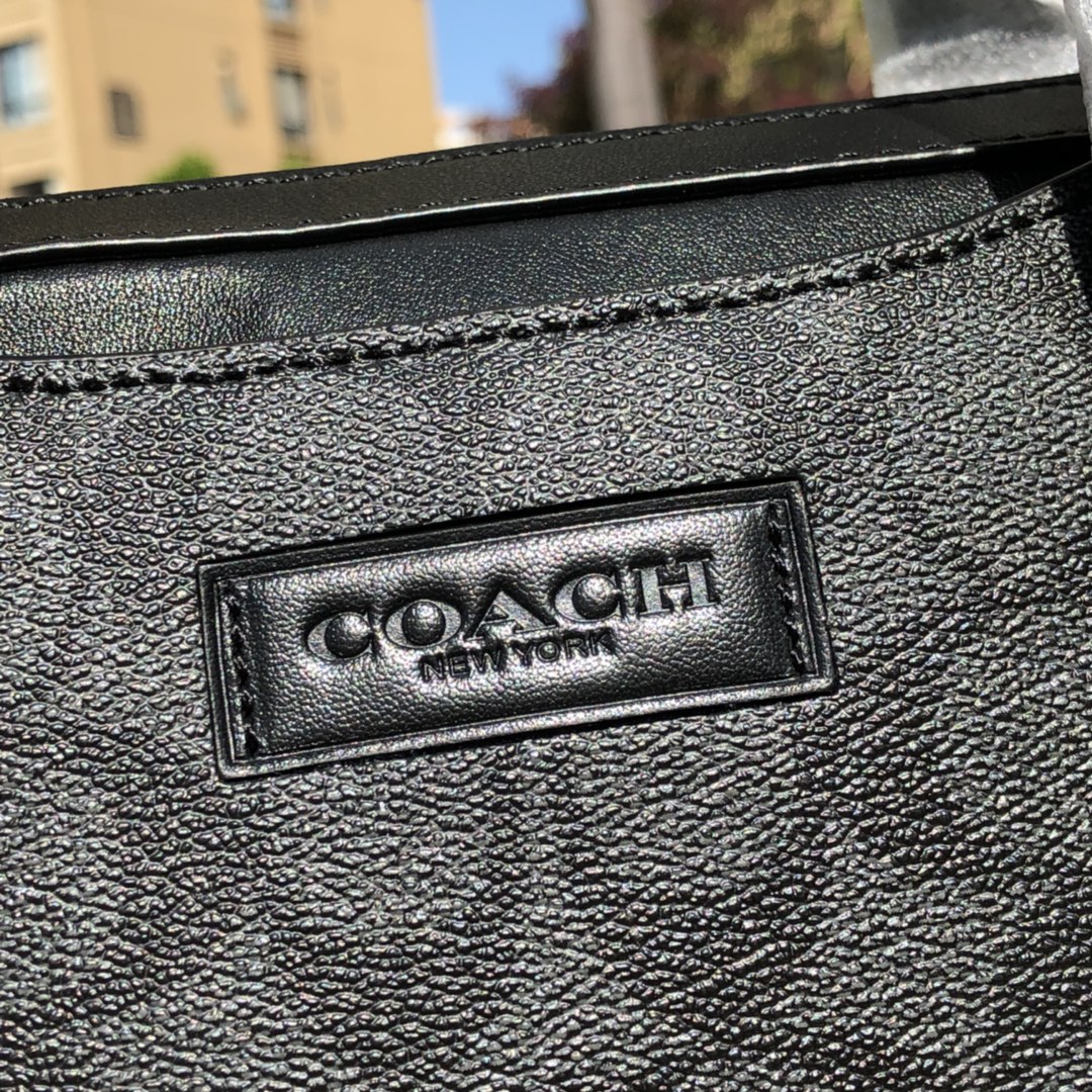 Coach C2837最新简约大方款 头层牛皮拼C字 料材质 超软牛皮品质 可出入 对比、做工 版型立体挺括 纳物非常方便 容量大 可以放14寸笔记本电脑