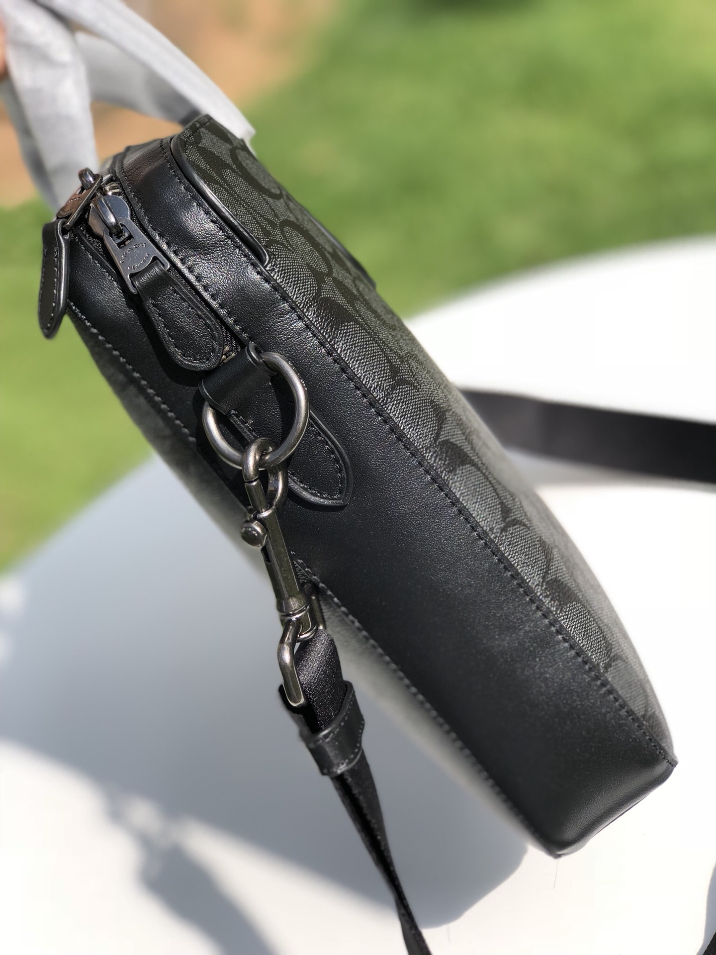 Coach C2837最新简约大方款 头层牛皮拼C字 料材质 超软牛皮品质 可出入 对比、做工 版型立体挺括 纳物非常方便 容量大 可以放14寸笔记本电脑