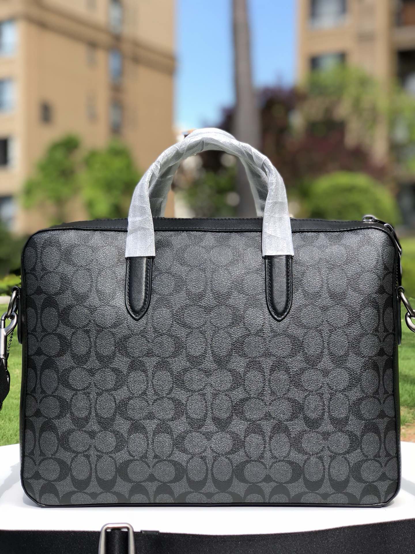 Coach C2837最新简约大方款 头层牛皮拼C字 料材质 超软牛皮品质 可出入 对比、做工 版型立体挺括 纳物非常方便 容量大 可以放14寸笔记本电脑