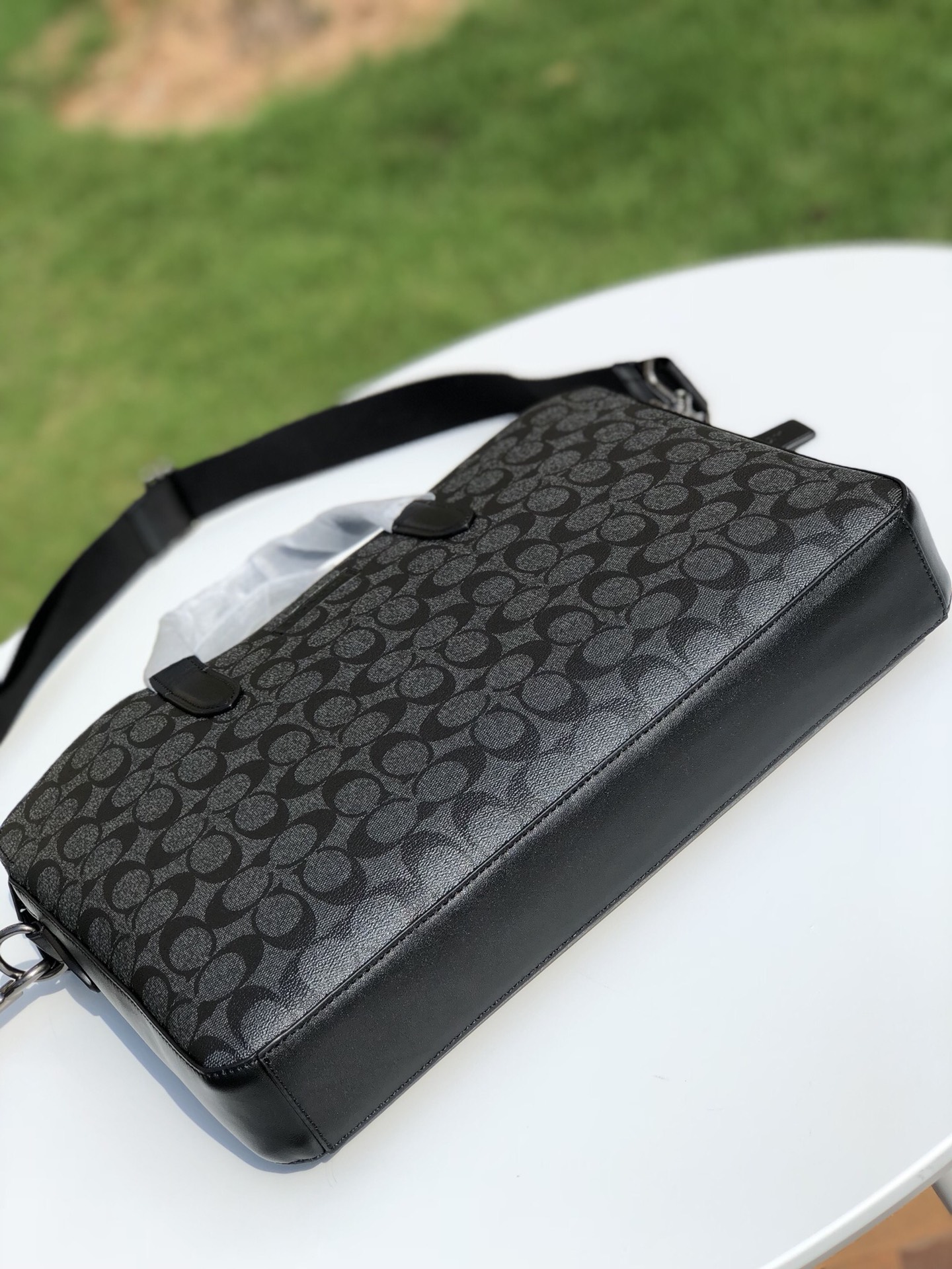 Coach C2837最新简约大方款 头层牛皮拼C字 料材质 超软牛皮品质 可出入 对比、做工 版型立体挺括 纳物非常方便 容量大 可以放14寸笔记本电脑
