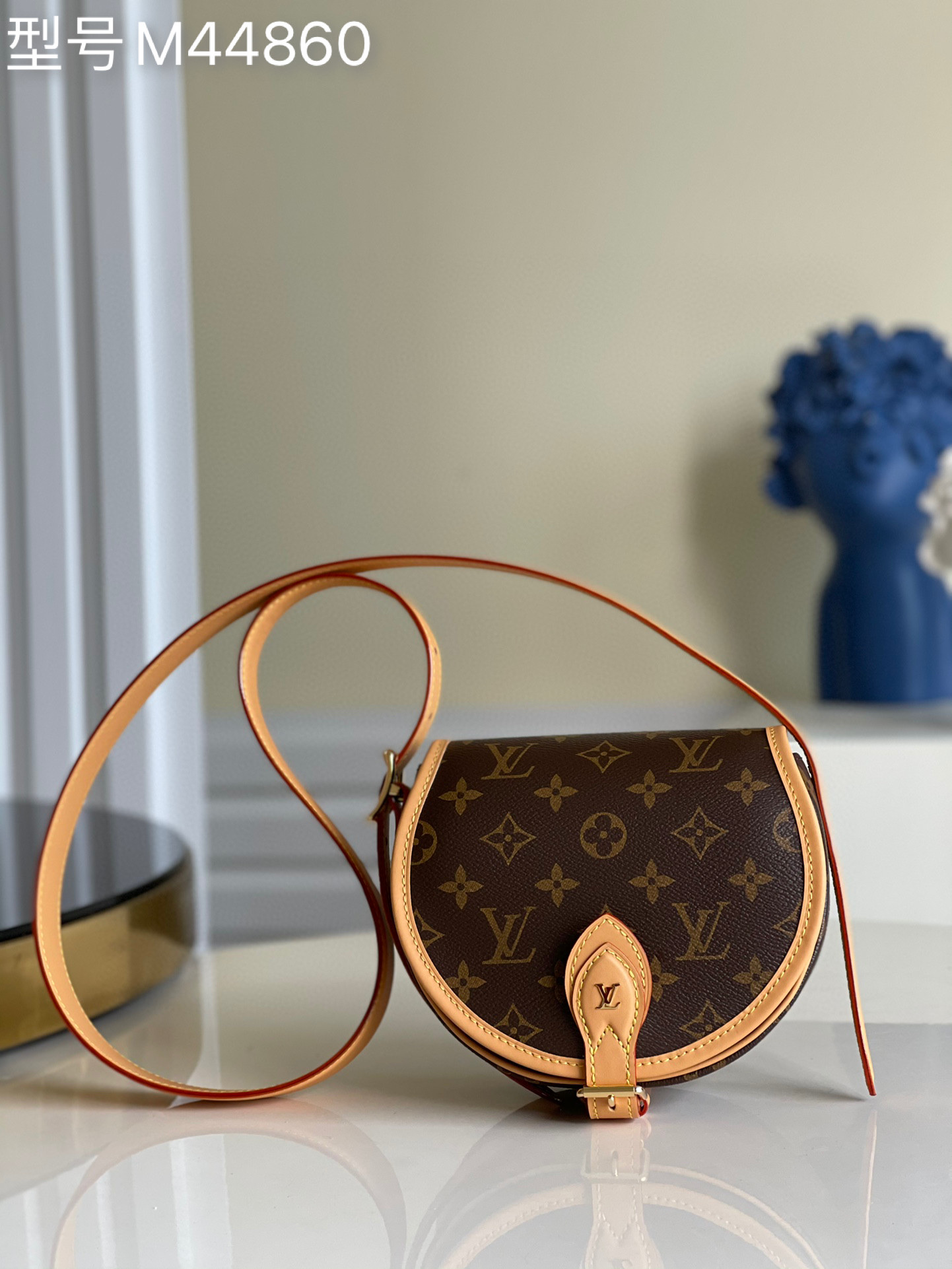 NO:397312,[Exclusive real shot M44860] SAC TAMBOURIN model uses classic Monogram canvas with retro leather edging!  Fashionable and young!  Small and relaxed!  There is an internal pocket inside the bag. The capacity is very fulfilling!  Shoulder strap adjustable - length about 132cm [sun] size 19-9-16cm f.,LV [original leather],louis vuitton19860909【独家实拍M44860】SAC TAMBOURIN款 釆用经典Monogram帆布配搭复古皮饰包边！时尚年轻！小而轻松！包内有一个内部口袋.容量很充实！肩带可调节-长约132cm[太阳]尺寸19-9-16cm f.,LV【原厂皮】,louis vuitton,Bag