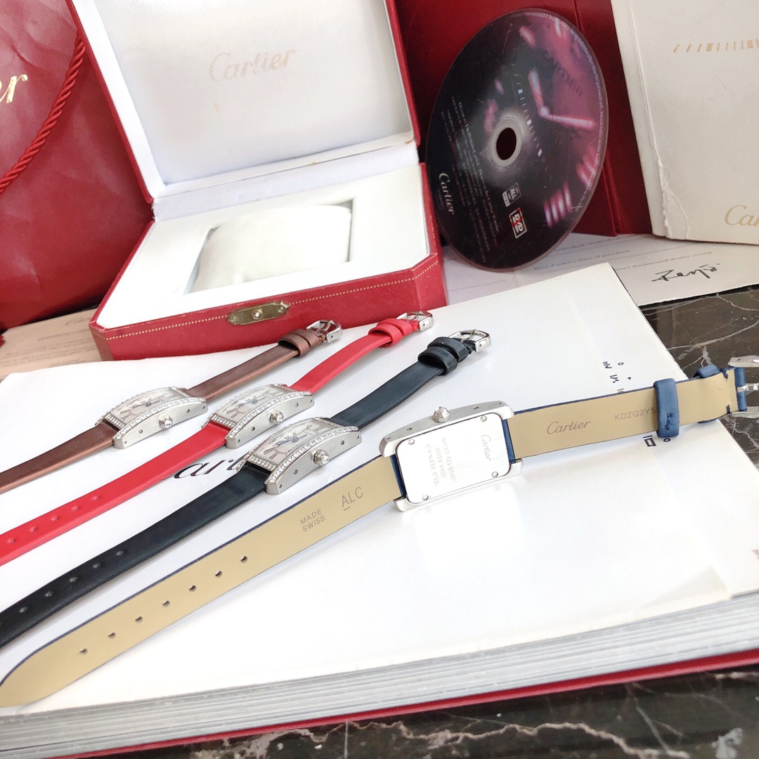 Cartier 卡地亚美国坦克系列 小号表款 进口瑞士石英机芯 316L精钢表壳 拱形宝石镜面 淬火钢蓝指针