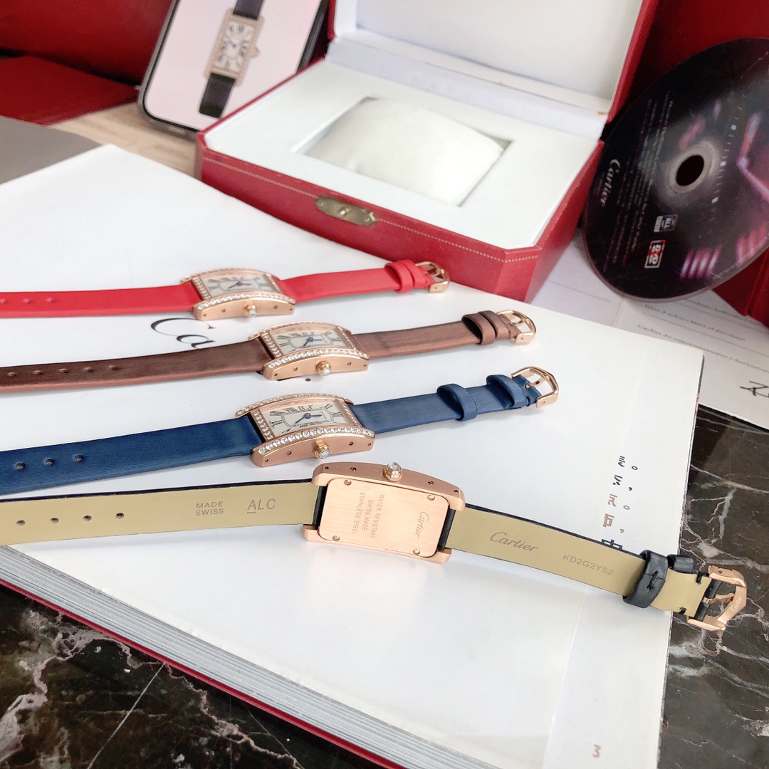 Cartier 卡地亚坦克系列 小号表款 316L精钢表壳 拱形宝石镜面 淬火钢蓝指针 鱼鳞片状316L精钢表链