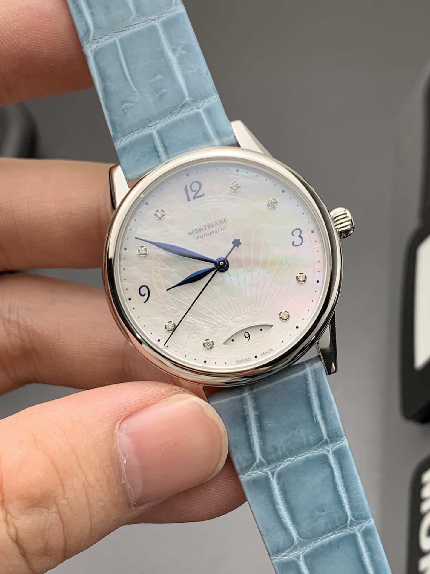 Montblanc 宝曦系列是万宝龙女士腕表的重要佳作 为 迷人、魅力独具的现代女性度身打造 其蕴含的自信真我态度、永恒优雅气质
