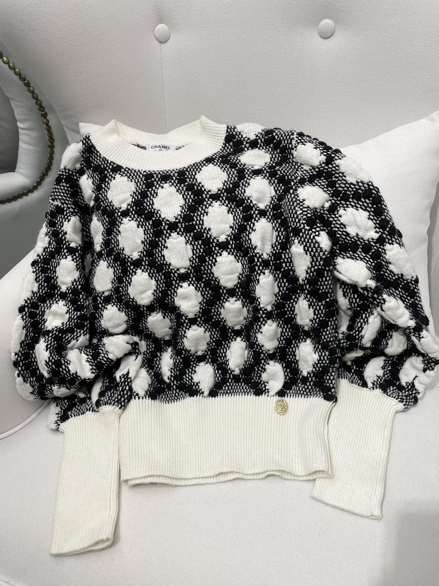 Chan L21早秋香奈儿高级手工坊系列 黑白泡泡袖毛衣 真是太可爱了 复古的宫廷风泡泡袖 非常精致可爱 进口羊毛羊绒纱线德国机挂毛工艺立体浮雕图案法式浪漫与力量 感完美融合颜值控必入单品尺码36 38 40eydjy 8 01 1 21 Women Clothes Sweat Touch