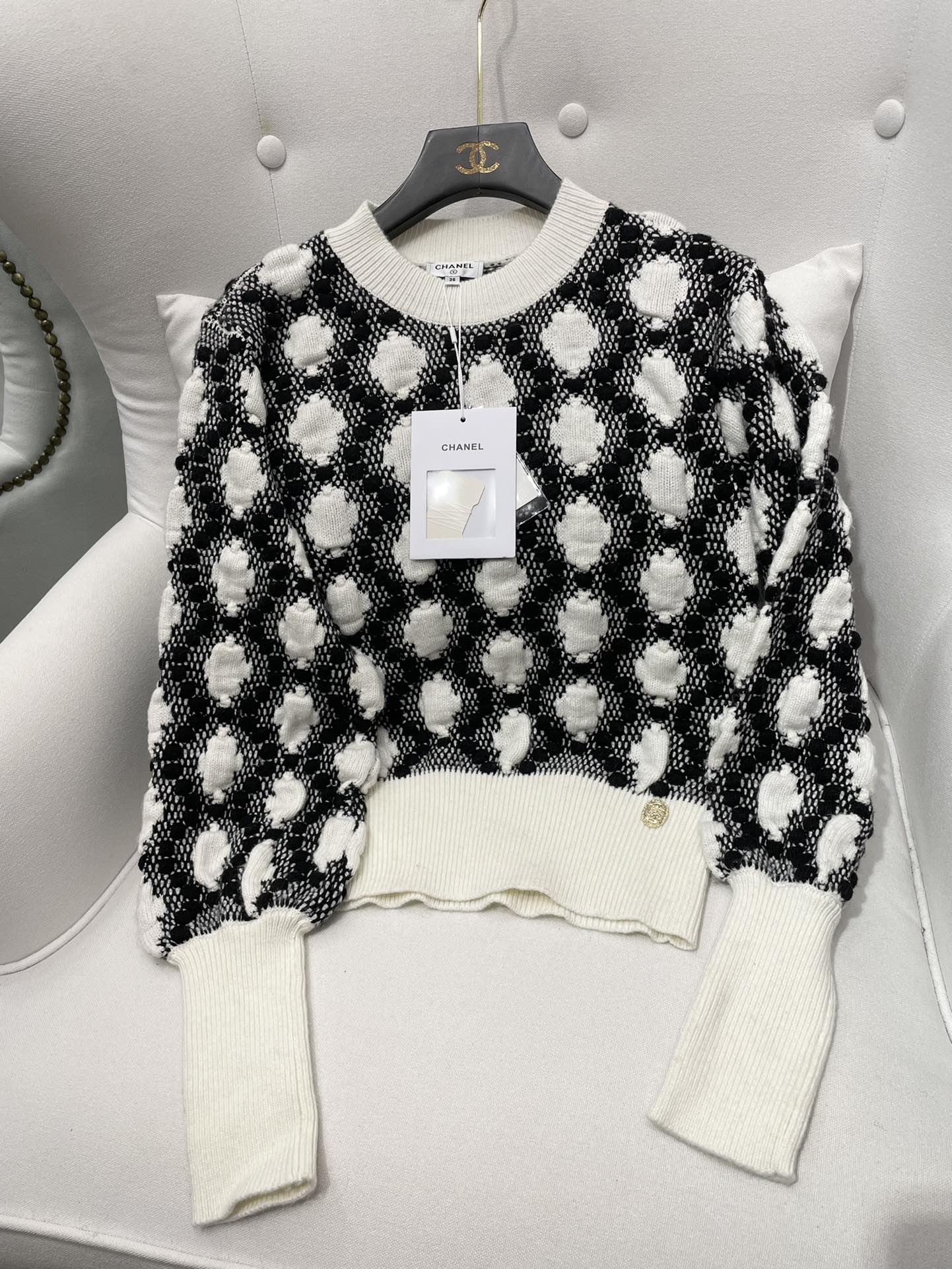 Chan L21早秋香奈儿高级手工坊系列 黑白泡泡袖毛衣 真是太可爱了 复古的宫廷风泡泡袖 非常精致可爱 进口羊毛羊绒纱线德国机挂毛工艺立体浮雕图案法式浪漫与力量 感完美融合颜值控必入单品尺码36 38 40eydjy 8 01 1 21 Women Clothes Sweat Touch