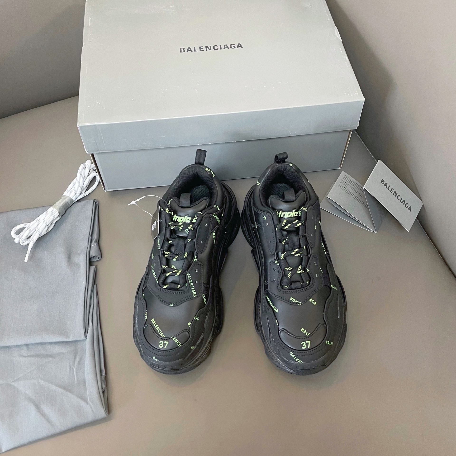 Negro y verde Balenciaga · Balenciaga 2021ss nuevo nuevo color triples suela gruesa zapatillas de deporte con realce za…