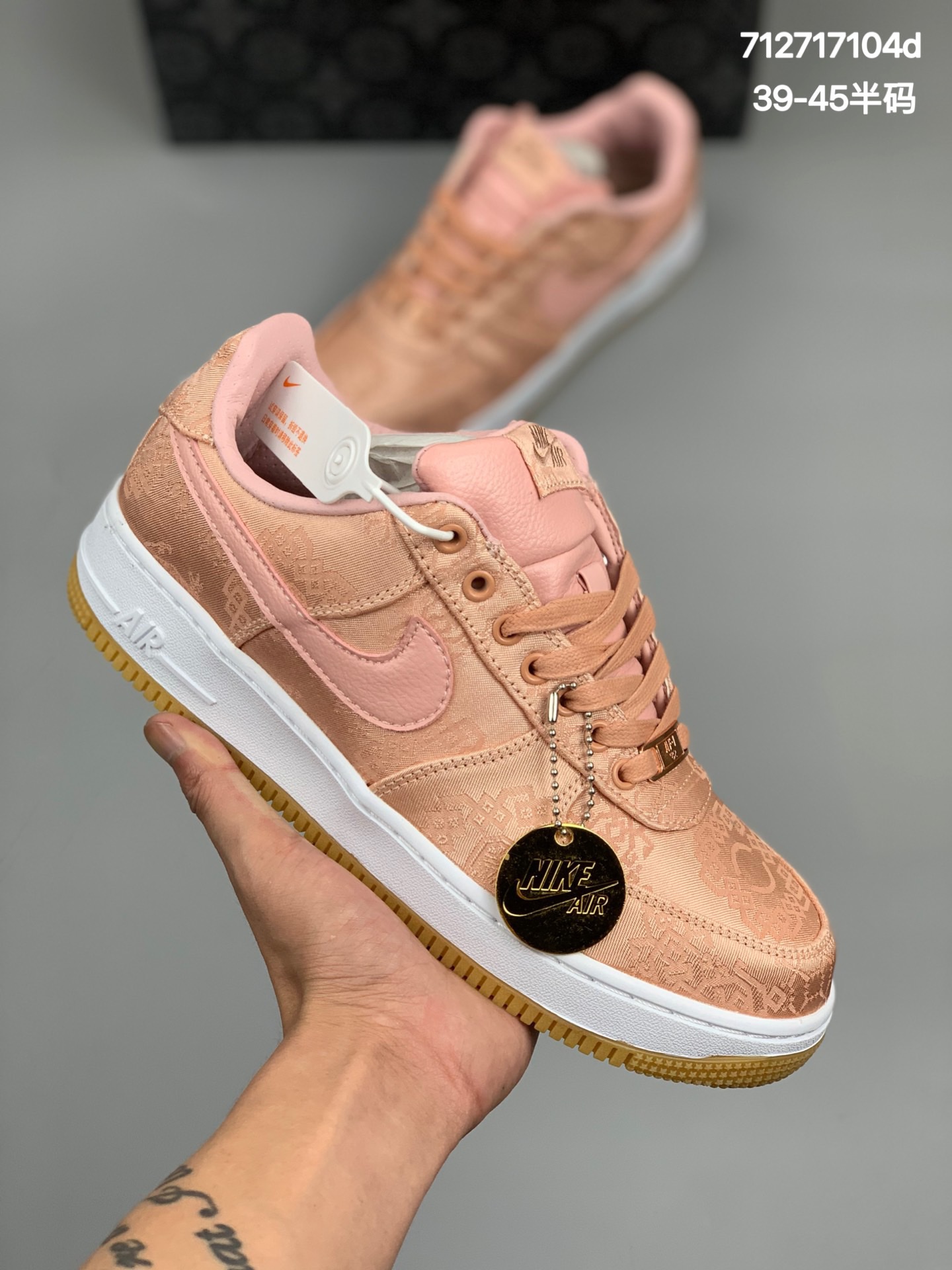 
耐克 fragment x CLOT x Nike Air Force 1 PRM藤原浩X陈冠希X空军三方联名，作为「丝绸三部曲」中最后一款，同时也是最具重量级的一款 今年最为低调的三方联名，因神秘而倍显高贵  货号：CZ3986 
尺码：39-45半码
编码：712717104d