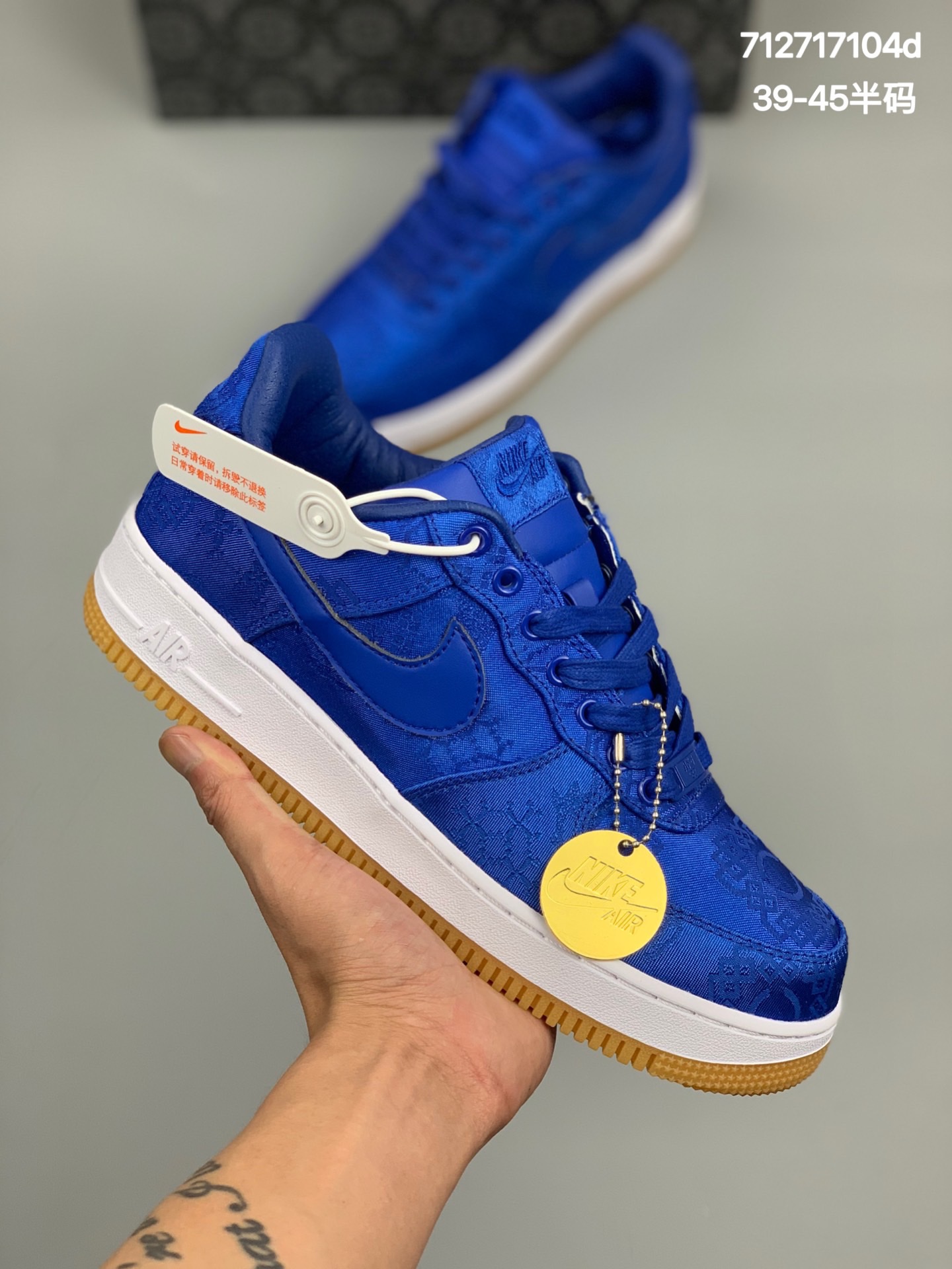 
耐克 fragment x CLOT x Nike Air Force 1 PRM藤原浩X陈冠希X空军三方联名，作为「丝绸三部曲」中最后一款，同时也是最具重量级的一款 今年最为低调的三方联名，因神秘而倍显高贵  货号：CZ3986 
尺码：39-45半码
编码：712717104d