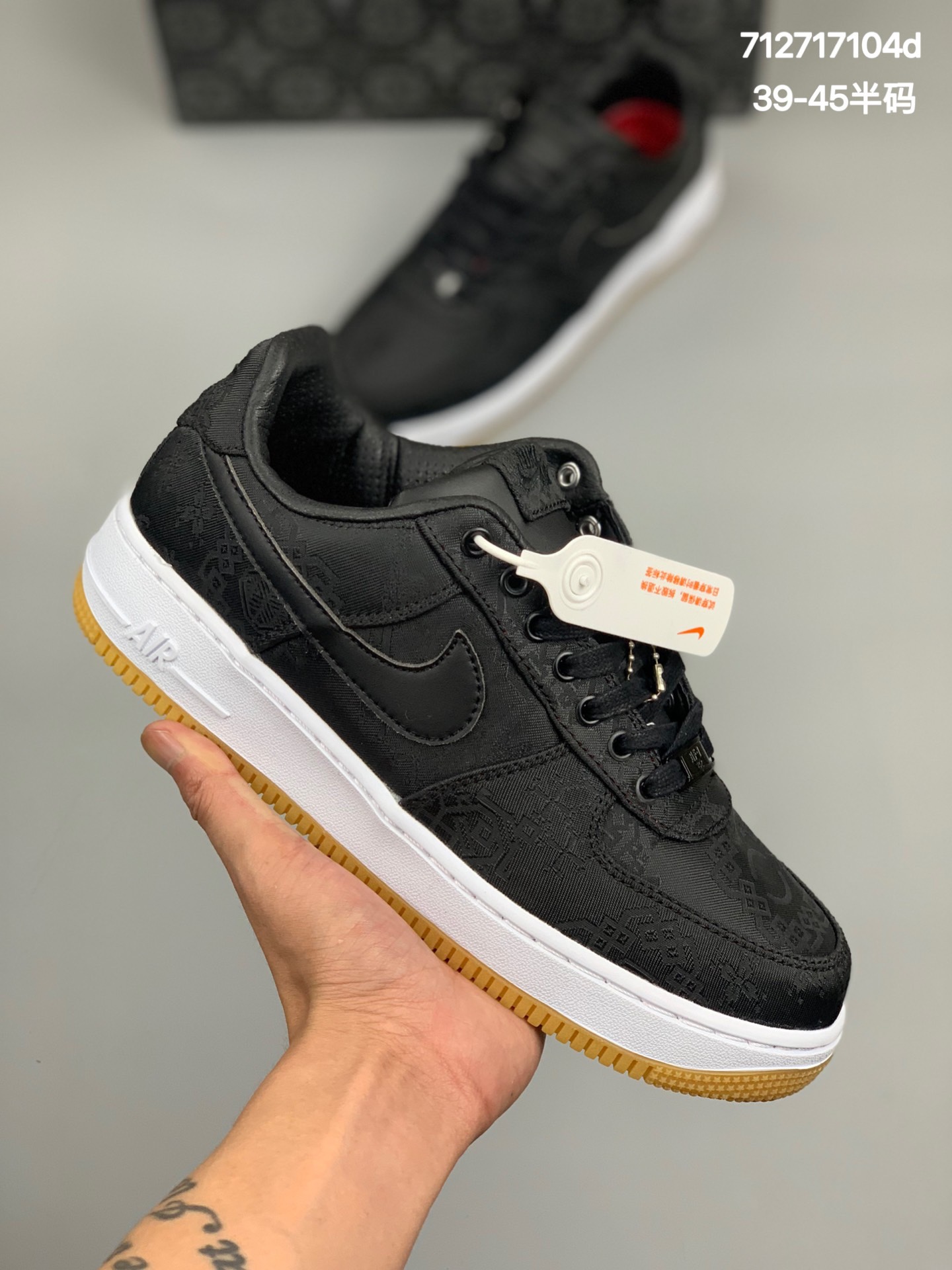 
耐克 fragment x CLOT x Nike Air Force 1 PRM藤原浩X陈冠希X空军三方联名，作为「丝绸三部曲」中最后一款，同时也是最具重量级的一款 今年最为低调的三方联名，因神秘而倍显高贵  货号：CZ3986 
尺码：39-45半码
编码：712717104d