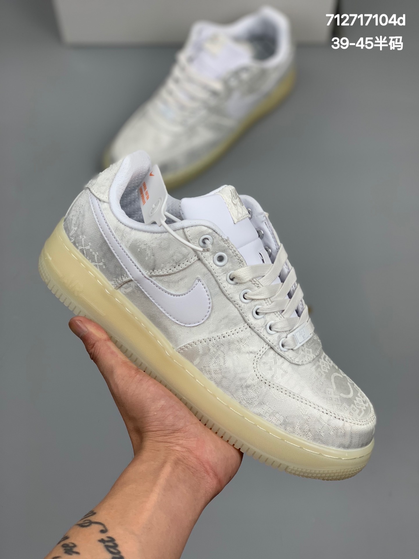 
耐克 fragment x CLOT x Nike Air Force 1 PRM藤原浩X陈冠希X空军三方联名，作为「丝绸三部曲」中最后一款，同时也是最具重量级的一款 今年最为低调的三方联名，因神秘而倍显高贵  货号：CZ3986 
尺码：39-45半码
编码：712717104d