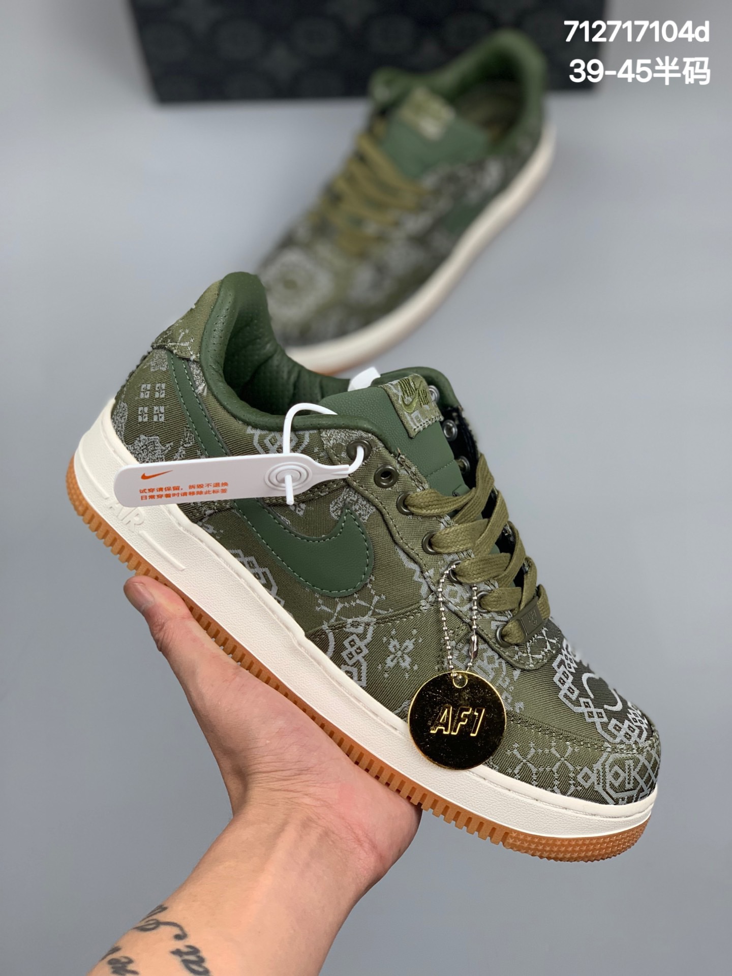 
耐克 fragment x CLOT x Nike Air Force 1 PRM藤原浩X陈冠希X空军三方联名，作为「丝绸三部曲」中最后一款，同时也是最具重量级的一款 今年最为低调的三方联名，因神秘而倍显高贵  货号：CZ3986 
尺码：39-45半码
编码：712717104d