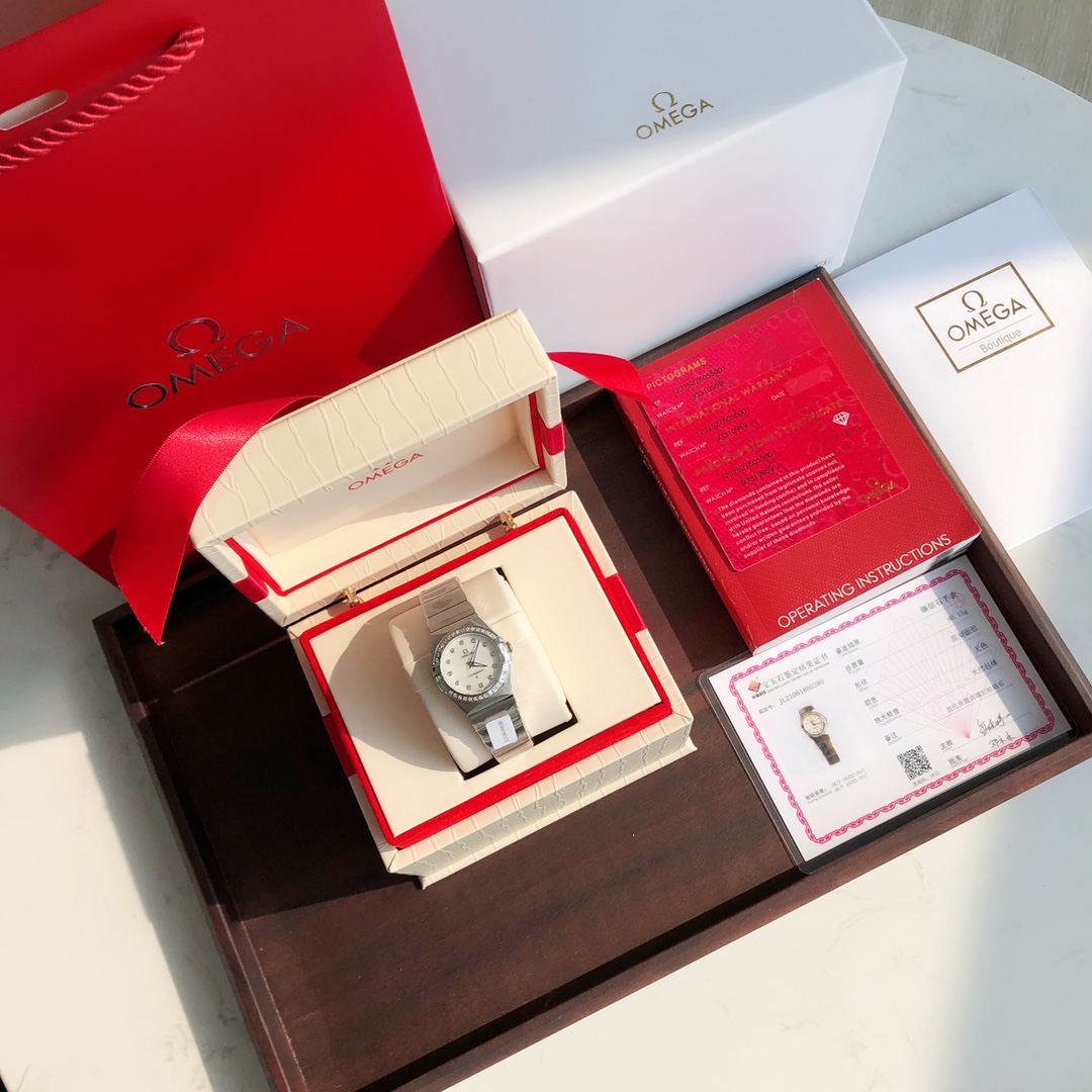 NO:393540,The heavyweight new Omega Constellation Series Silver Diamond Model 123 and Gold Diamond Model 12325276055001 Omega is ad-spreading around the world, subway, airport, and shopping malls, you must have seen the large screens of more or less, and you have invincible recognition. You can recognize it at a glance and you must be right to buy it!  The large goods took a year and were finally shipped. The production process was extremely harsh and the quantity was limited!  Omega Constellation Series Latest 27mm Constellation Quartz Watch!  The Zodiac Series is the most classic one in the entire Omega series. The female Zodiac Sign is full of femininity after getting started!  Equipped with the original 1376 movement (unique red Omega logo, rhodium-plated parts and spiral polishing). Constellation is constantly improved, and the consistency between the constellation case and the claws. The Roman scale method of the ring mouth and the restoration of the undercover observatory relief are comparable to the original version!  The dial uses first-class mother-of-pearl invincible shining with 12 brilliant-cut round diamonds, and the case is set with 28 VS1.4 South African natural diamonds. This data diamond is big enough to flash!  GTC testing agency certificate is provided, and you will get ten thousand yuan if you fake it!  The exclusive integrated original version of the market!  The sandy finish of the strap and shell is the fine sanding effect that is consistent with the original version!  There is also the blessing of the cal1376 movement, which is really a counter, this is the original version!  The original packaging of supporting counters, the best choice for gifts!  With Hong Kong Tsim Sha Tsui Insurance Card, Omega19860909批 重磅新款欧米茄星座系列银钻款123和金钻款12325276055001全世界欧米茄广告狂推款,地铁,机场,商场大屏幕大家多多少少一定看到过,辨识度无敌,一眼认出,买它一定没 有错！ 大货历时一年,终于出货,制作过程极其苛刻,数量有限！欧米茄星座系列最新27mm星座石英腕表 ！ 星座系列是欧米茄全系中最经典的一款,女款星座上手后女人味十足！搭载原厂1376机芯(独特红色欧米茄标识,镀铑零件及螺旋式打磨处理) 由星座不断改进,星座表壳与托爪的吻合度.圈口罗马刻度做法及底盖天文台浮雕的还原度媲美原版！表盘采用一级珍珠母贝无敌闪耀搭配12颗明亮式切割圆钻熠熠生辉,表壳镶嵌28颗VS1.4南非天然钻石这个数据钻够大才够闪！配中国GTC检测机构证书,假一赔万！ 市场独家一体原版把心！表带与壳的面砂色打磨细腻效果跟原版一致！还有cal1376机芯加持,真正意义上给它个专柜,这就是原版！配套专柜原包装,送礼自带不二之选！配香港尖沙咀保卡认准独家货源,,omega,Watch