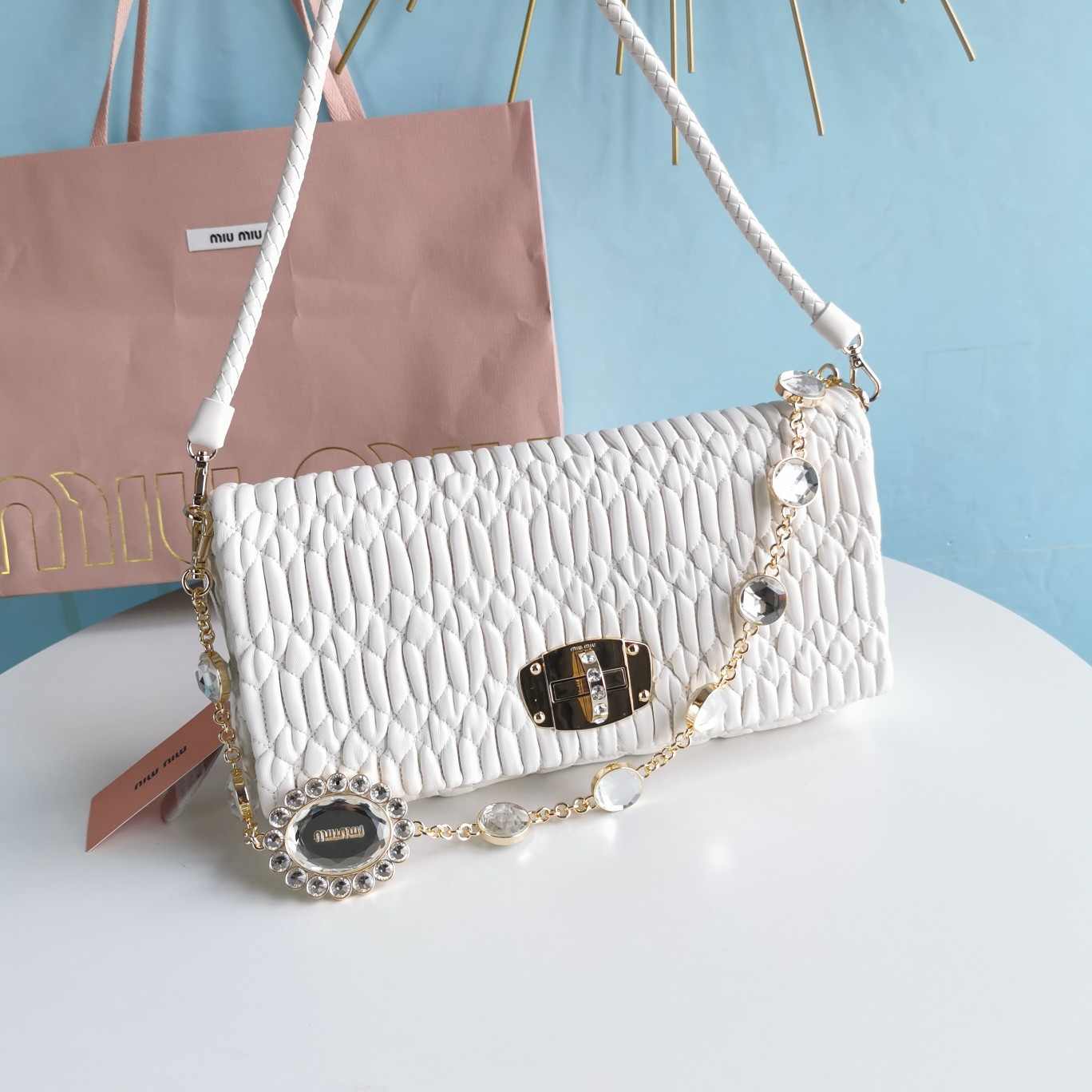 NO:197627,Genuine grade gold buckle white, MIUMIU new version 5BD233# diamond chain bag, latest diamond lock for counter, small jacquard wrinkled embossing method, top imported sheepskin, comfortable stir-fried chicken Polished outline hardware, cotton satment lining, Italian landmark, double shoulder strap design, hand-woven full leather shoulder strap and imitation crystal diamond chain, can be held with shoulder crossbody, versatile fashion size28, 3, 14 (with original packaging), MIUMIU, miumiu, sheepskin19860909正品级 金扣白色,MIUMIU新版5BD233#钻石链条包,专柜最新钻锁,小提花皱褶凸纹压花做法,顶级进口羊皮,手感炒鸡舒服 抛光纲质五金,棉缎衬里,意大利产地标,双肩带设计手工编织全皮肩带与仿水晶钻链,可手拿肩背斜挎,百搭时尚size28,3,14（配原版包装）,MIUMIU,miumiu,sheepskin,Bag