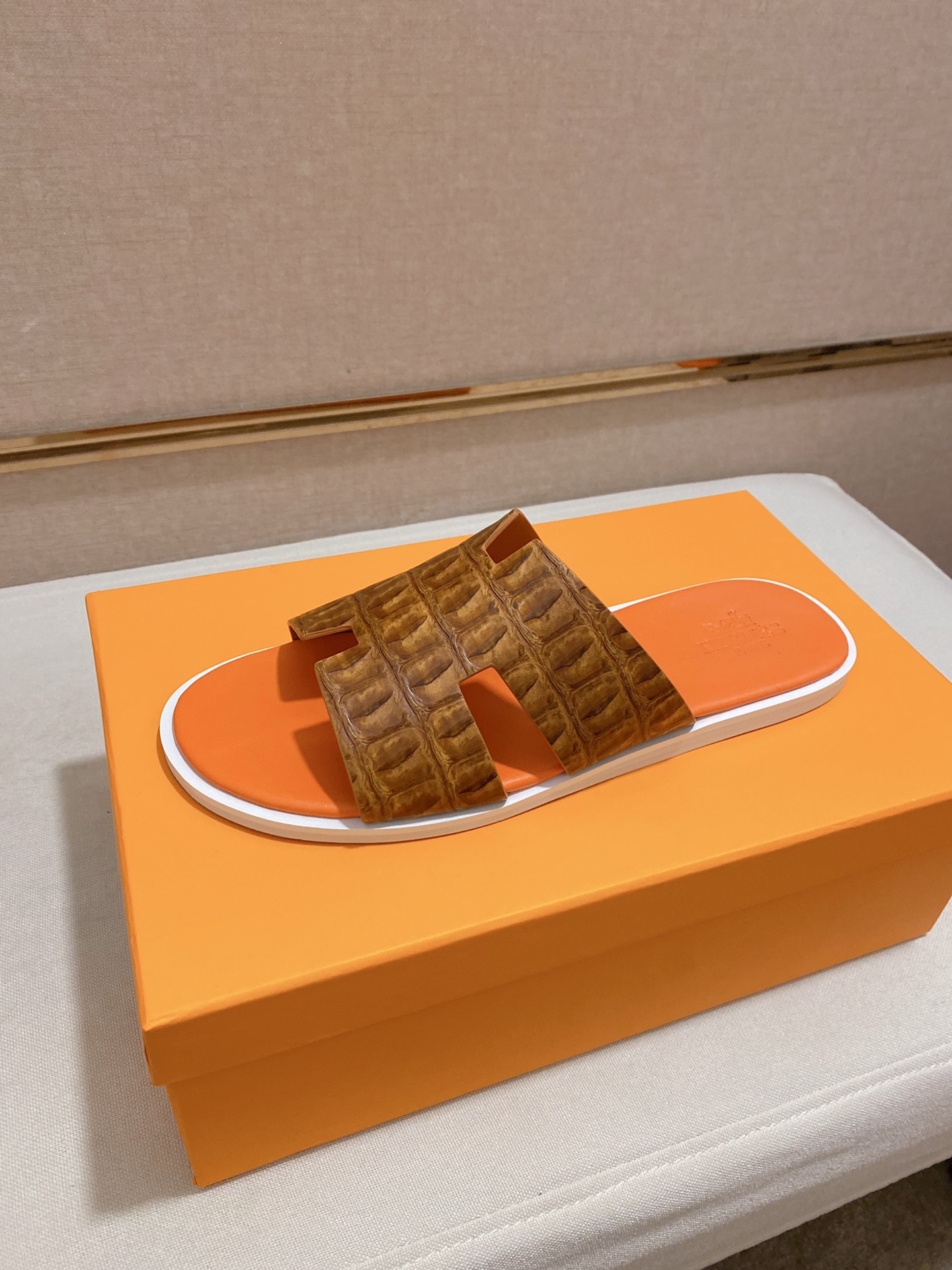 H0 重金打造，你懂的爱玛仕进口头层掌纹牛皮，高端1:1开模定制，原版升级版大底，更轻便，防滑。市场顶级品质，众多明星亲身演绎，时尚主打潮流，百搭爆款，简单不失品味，潮人必备，散发时尚休闲气息，时尚就在脚下，自信满满，夏季拖鞋的季节来了，穿起来🚸，38-44。45定做不退换