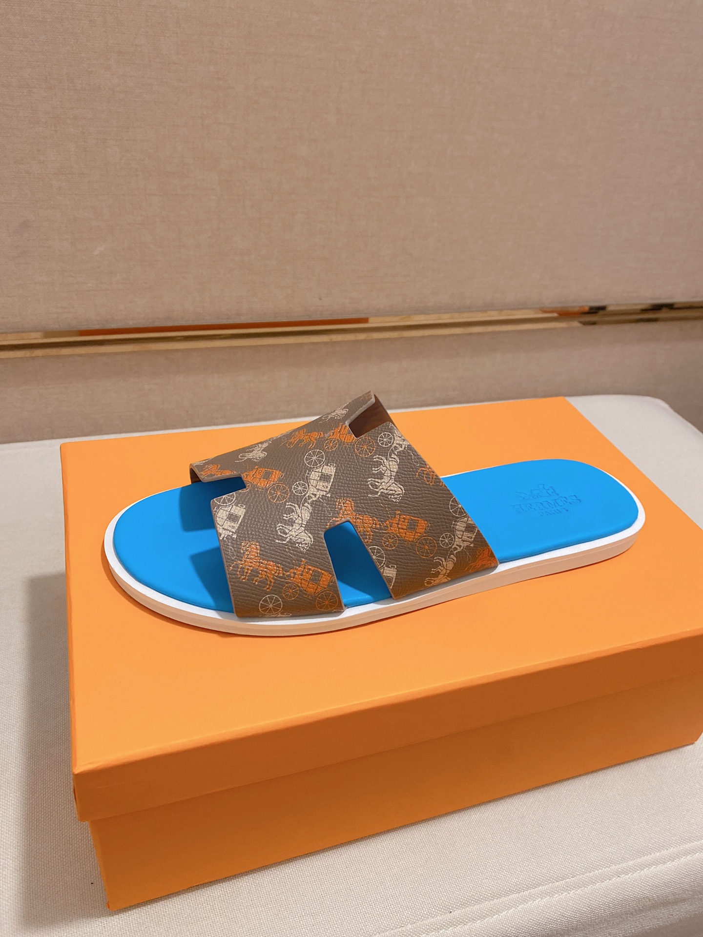 H0 重金打造，你懂的爱玛仕进口头层掌纹牛皮，高端1:1开模定制，原版升级版大底，更轻便，防滑。市场顶级品质，众多明星亲身演绎，时尚主打潮流，百搭爆款，简单不失品味，潮人必备，散发时尚休闲气息，时尚就在脚下，自信满满，夏季拖鞋的季节来了，穿起来🚸，38-44。45定做不退换