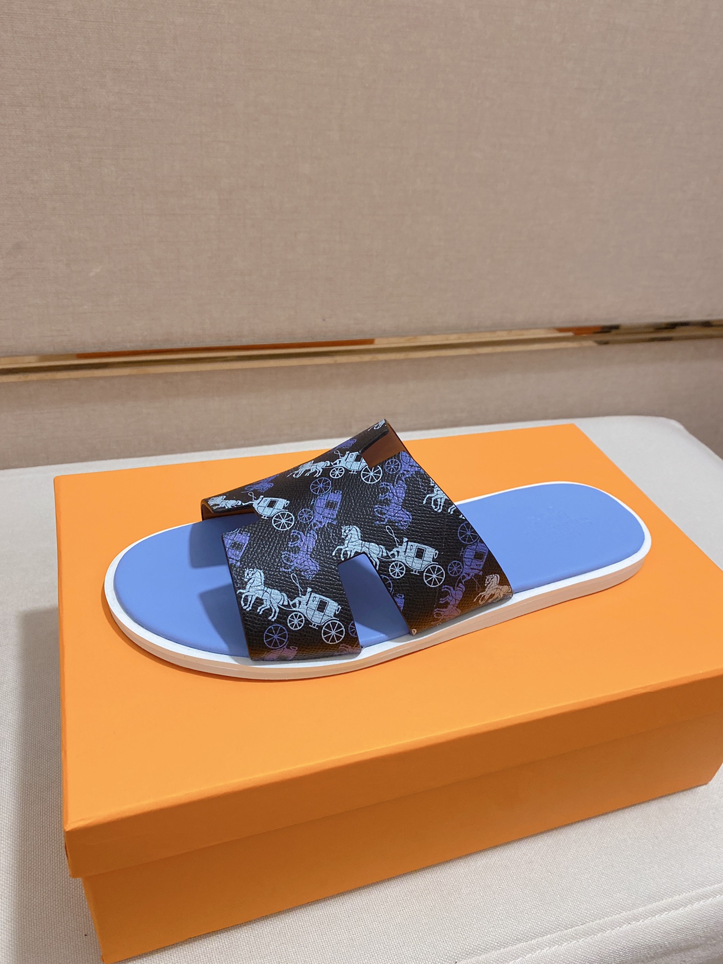 H0 重金打造，你懂的爱玛仕进口头层掌纹牛皮，高端1:1开模定制，原版升级版大底，更轻便，防滑。市场顶级品质，众多明星亲身演绎，时尚主打潮流，百搭爆款，简单不失品味，潮人必备，散发时尚休闲气息，时尚就在脚下，自信满满，夏季拖鞋的季节来了，穿起来🚸，38-44。45定做不退换