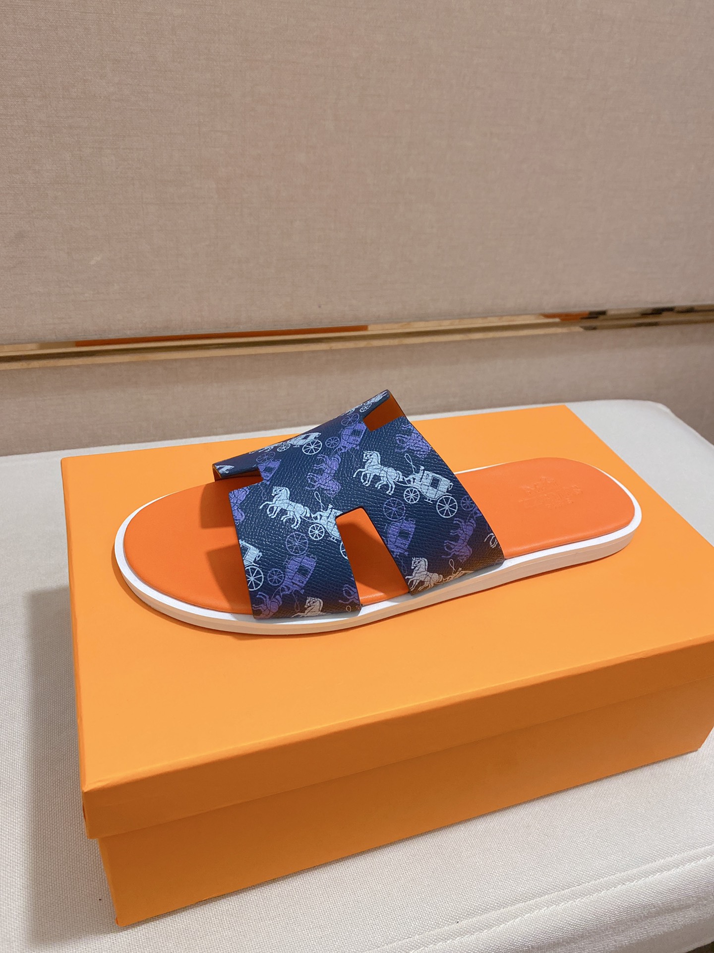 H0 重金打造，你懂的爱玛仕进口头层掌纹牛皮，高端1:1开模定制，原版升级版大底，更轻便，防滑。市场顶级品质，众多明星亲身演绎，时尚主打潮流，百搭爆款，简单不失品味，潮人必备，散发时尚休闲气息，时尚就在脚下，自信满满，夏季拖鞋的季节来了，穿起来🚸，38-44。45定做不退换