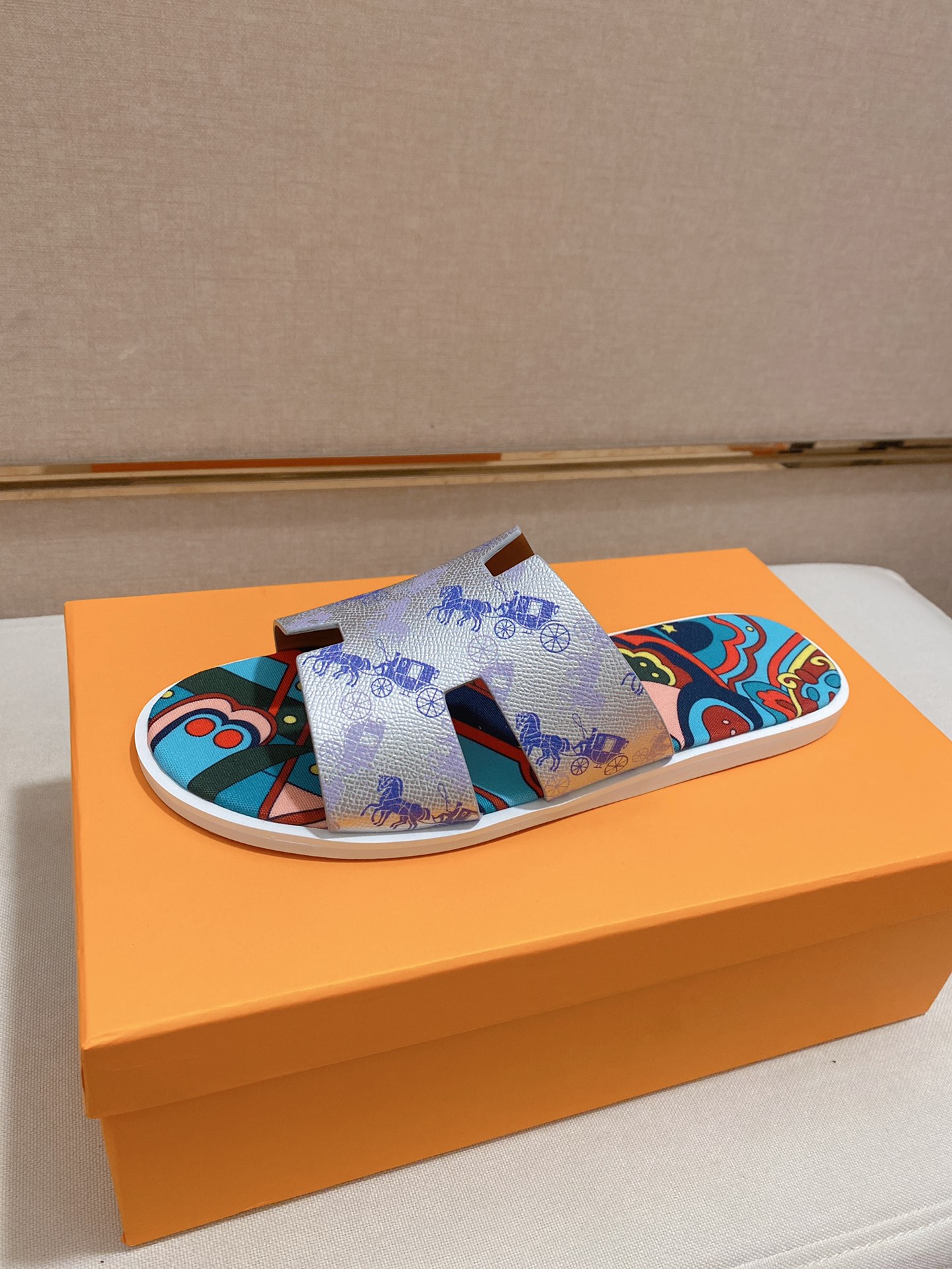 H0 重金打造，你懂的爱玛仕进口头层掌纹牛皮，高端1:1开模定制，原版升级版大底，更轻便，防滑。市场顶级品质，众多明星亲身演绎，时尚主打潮流，百搭爆款，简单不失品味，潮人必备，散发时尚休闲气息，时尚就在脚下，自信满满，夏季拖鞋的季节来了，穿起来🚸，38-44。45定做不退换