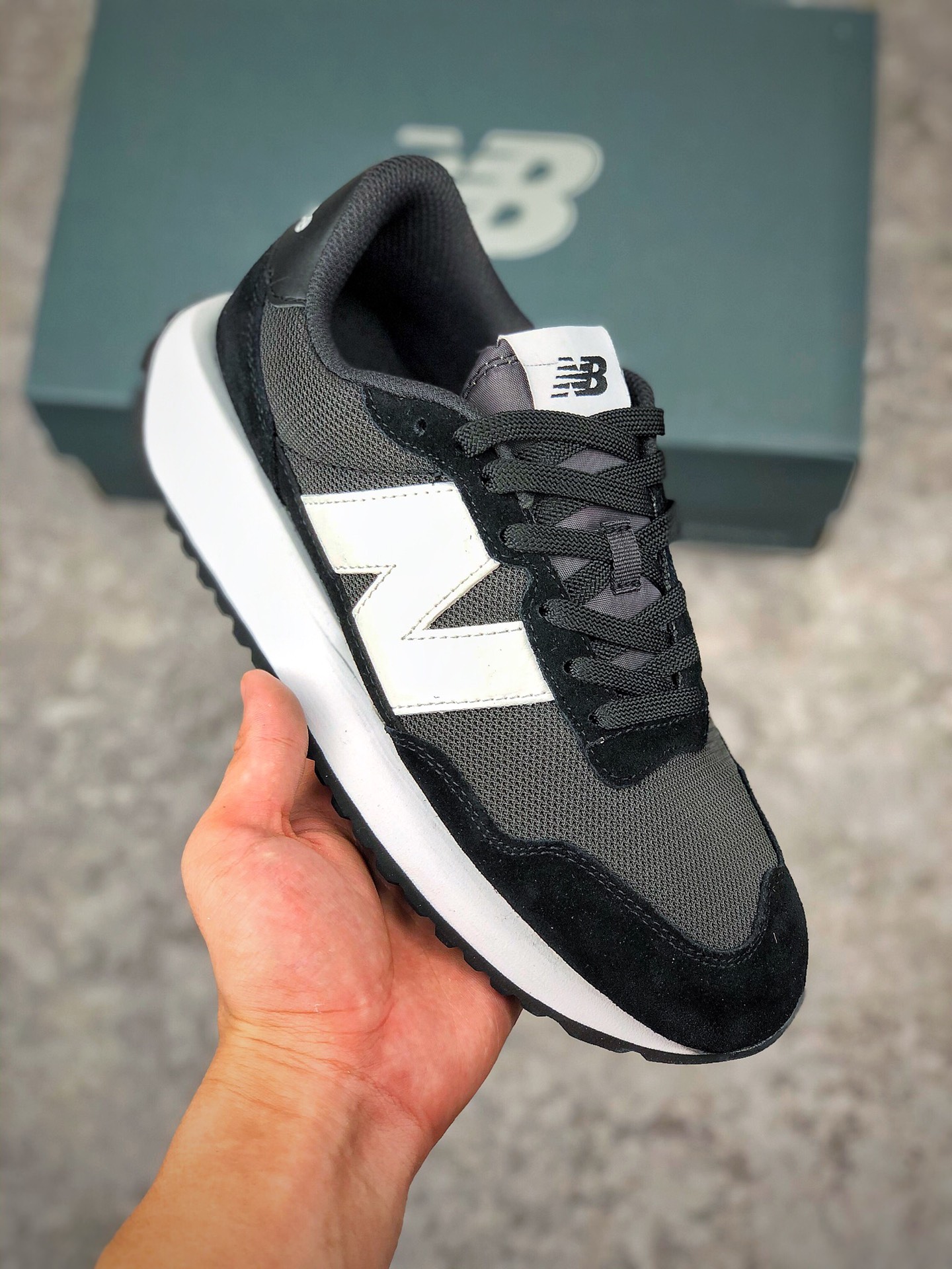  支持放店
独家实拍New Balance MS237系列复古休闲运动慢跑鞋 MS237LB1#鞋面由透气牛津布料拼接构成 中底高弹EVA发泡材质加持满丁防滑橡胶外底
尺码：36 37 37.5 38 38.5 39.5 40 40.5 41.5 42 42.5 43 44 44.5 45