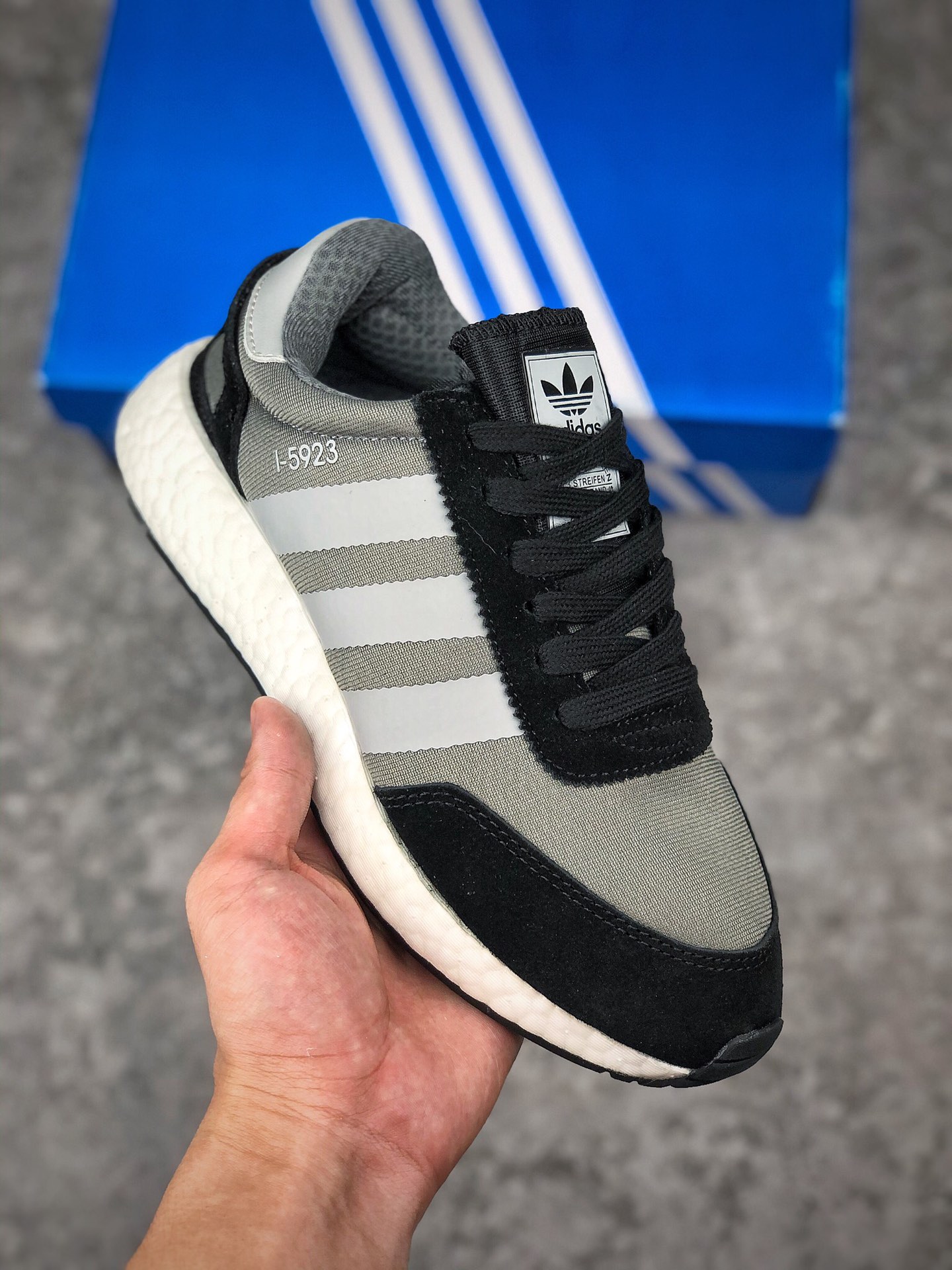  支持放店
阿迪达斯春款三叶草Adidas L-5923经典鞋时尚运动休闲鞋。鞋面由轻质化网面材质代替了原先惯用的绒面材质，透气性大幅度提升。鞋跟处的绒面材质也由TPU支撑架所代替，能够给予穿者足部更多保护。白色Boost中底以及鞋身两侧热压的白色Three Stripes与撞色鞋面形成对比，增强了整体层次感。
货号：B41984
Size：36 36.5 37 38 38.5 39 40 40.5 41 42 42.5 43 44 45