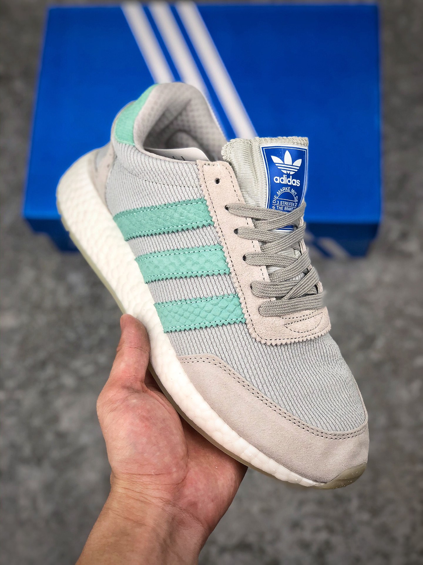  支持放店
阿迪达斯春款三叶草Adidas L-5923经典鞋时尚运动休闲鞋。鞋面由轻质化网面材质代替了原先惯用的绒面材质，透气性大幅度提升。鞋跟处的绒面材质也由TPU支撑架所代替，能够给予穿者足部更多保护。白色Boost中底以及鞋身两侧热压的白色Three Stripes与撞色鞋面形成对比，增强了整体层次感。
货号：B41984
Size：36 36.5 37 38 38.5 39 40 40.5 41 42 42.5 43 44 45