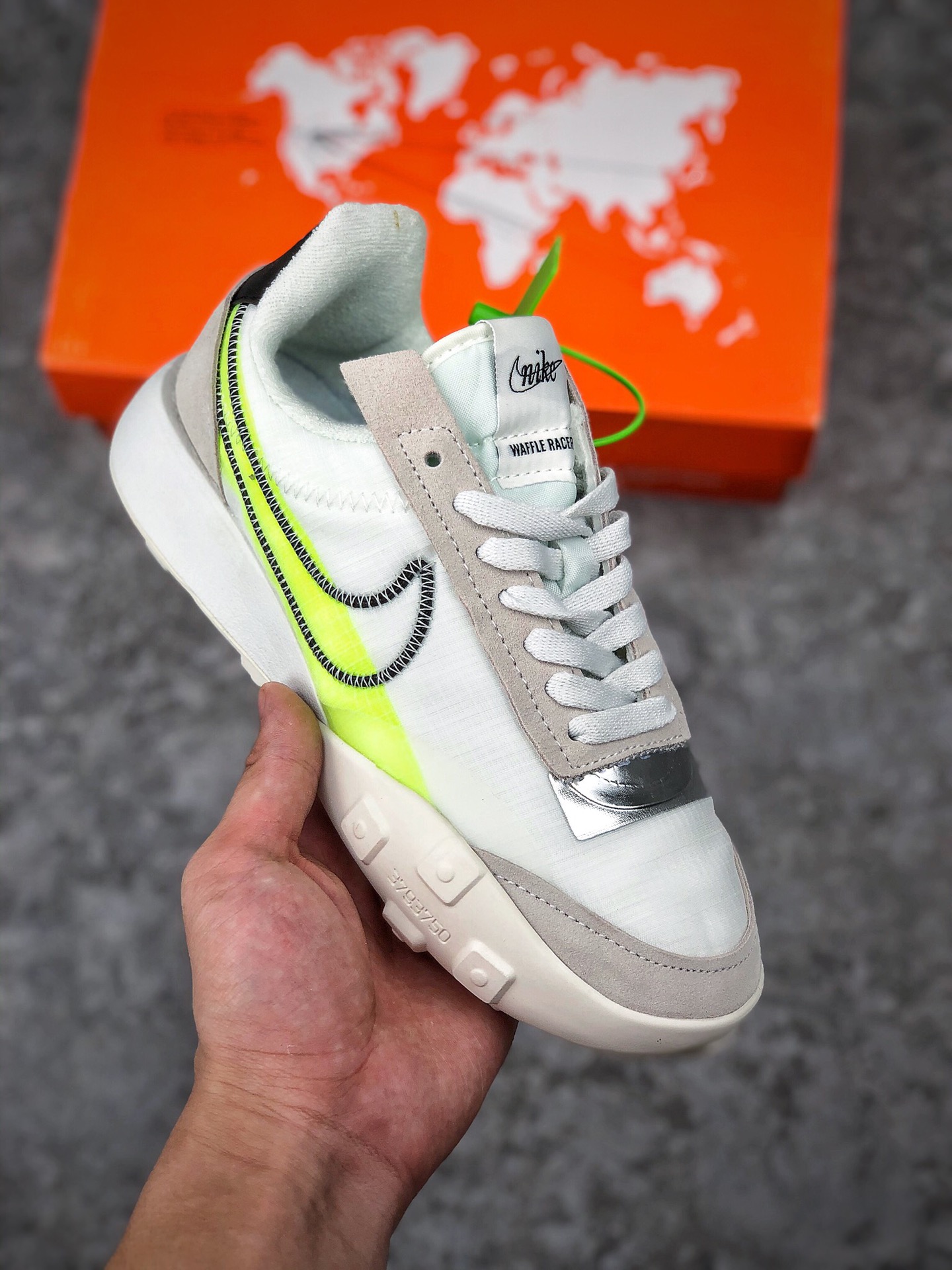 福利特价
 支持放店
耐克Nike Waffle Racer 2X | 缔造经典女子运动鞋精心刻画 70 年代经典跑步鞋元素，重塑充满活力的街头鞋款采用加大细节，时尚演绎传统莫卡辛风格鞋面和华夫格鞋底。大号凸起包覆至鞋侧，外露锯齿形缝线结合活力十足的 Swoosh 设计，增添都市美感，内里材料，塑就柔软质感。透气鞋面搭配醒目撞色，与柔软翻毛皮装饰共同缔造传统经典 
货号:CK6647
尺码:36-39