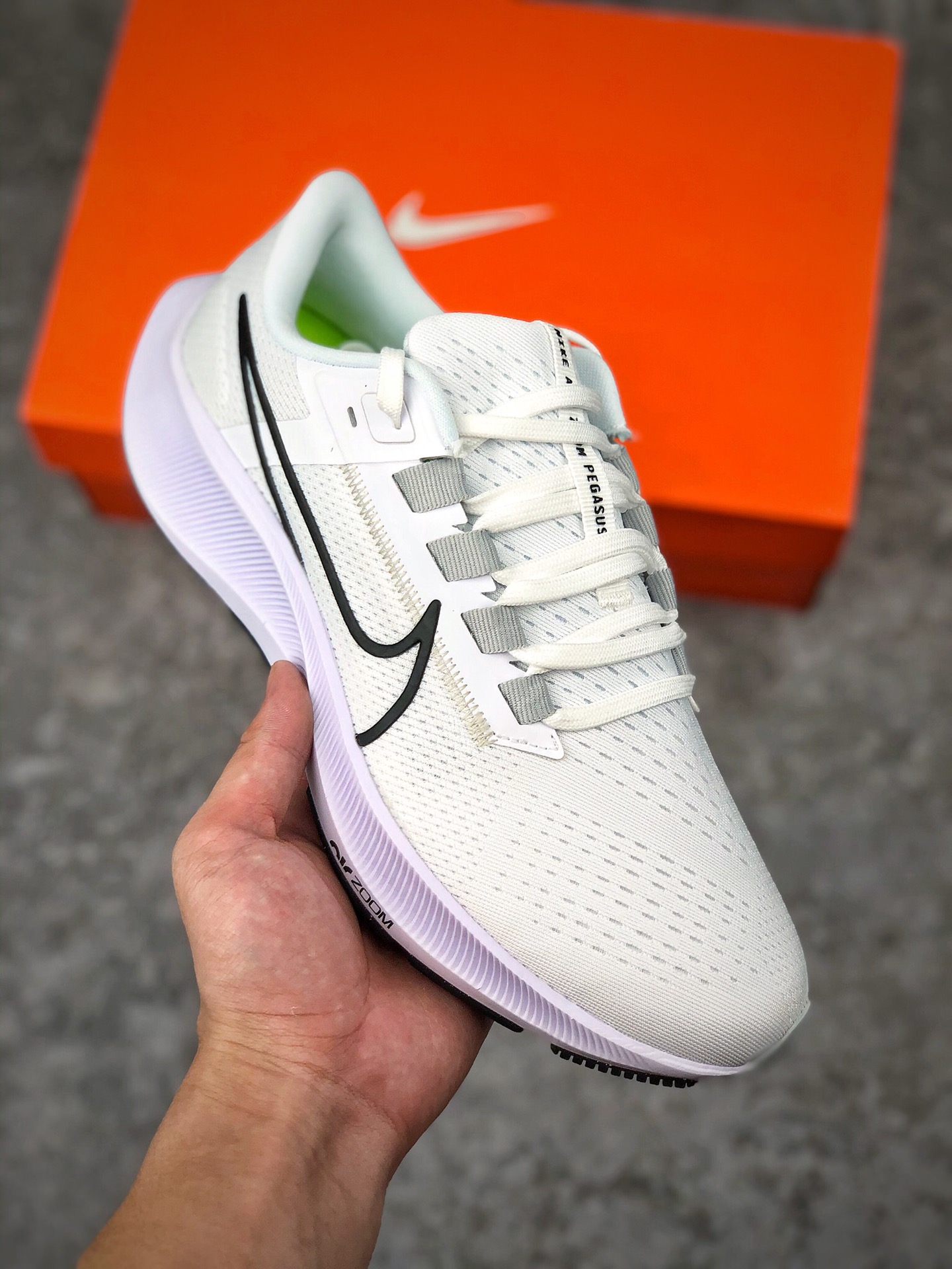   支持放店
Nike Zoom Pegasus 38 纯原品质
38代超级飞马涡轮增压马拉松休闲运动慢跑
#原档案数据开发纸版楦型
#内里嵌入定型海绵
#中底搭载前Zoom+全掌React配置鞋 
尺码：36 36.5 37.5 38 38.5 39 40 40.5 41 42 42.5 43 44 45