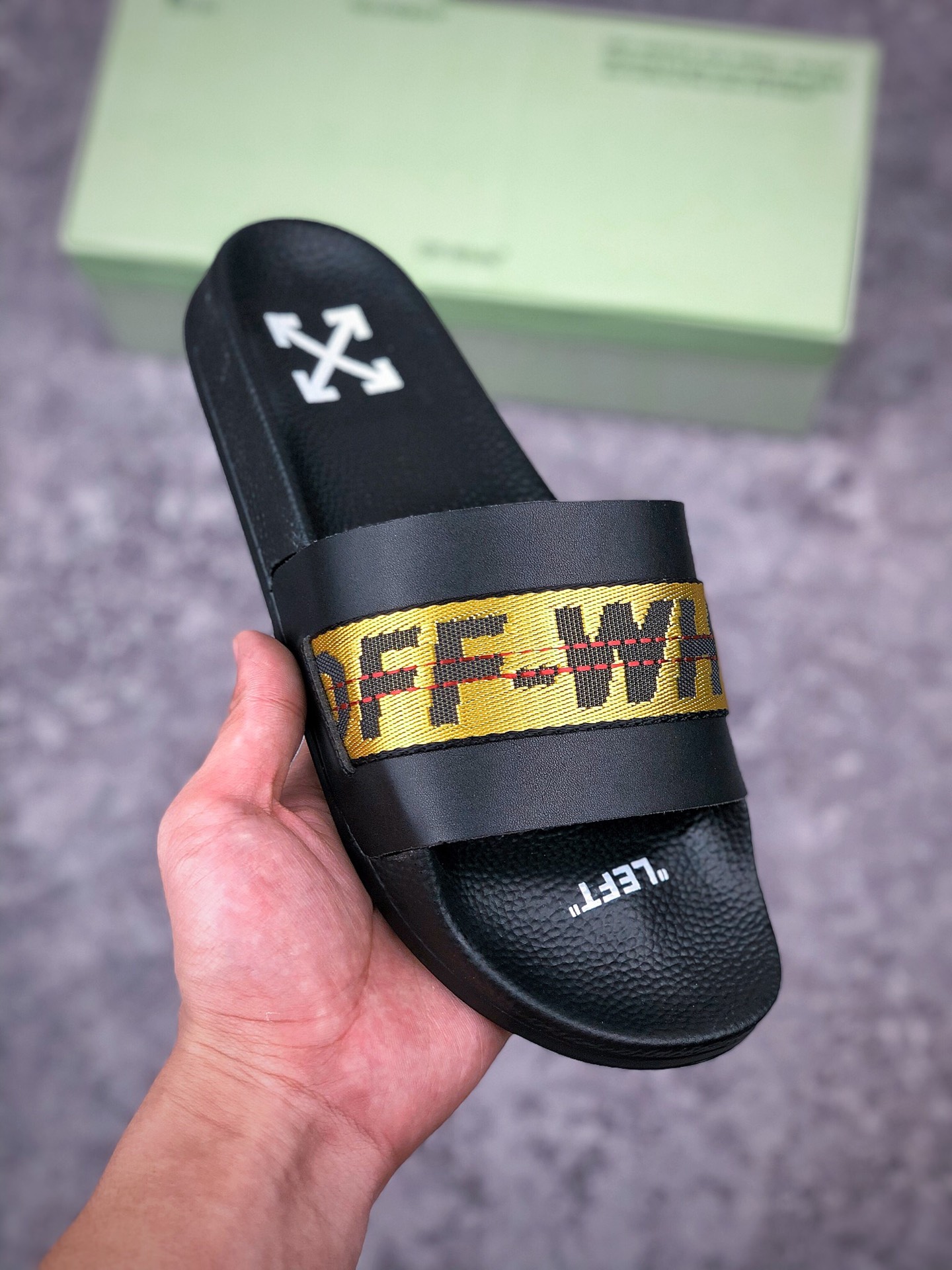 福利特价
支持放店  
Off White Off  箭头斑马纹织带系列拖鞋
OFF-WHITE C/O VIRGIL ABLOH Ow 
国际经典潮流品牌最新之作，全新街头爆款 
原装顶级版本 经典回归 OFF Ow 潮牌箭头 织带 斑马线沙滩一字拖鞋  情侣首选 日常随意搭配 全套包装 
尺码 35-45