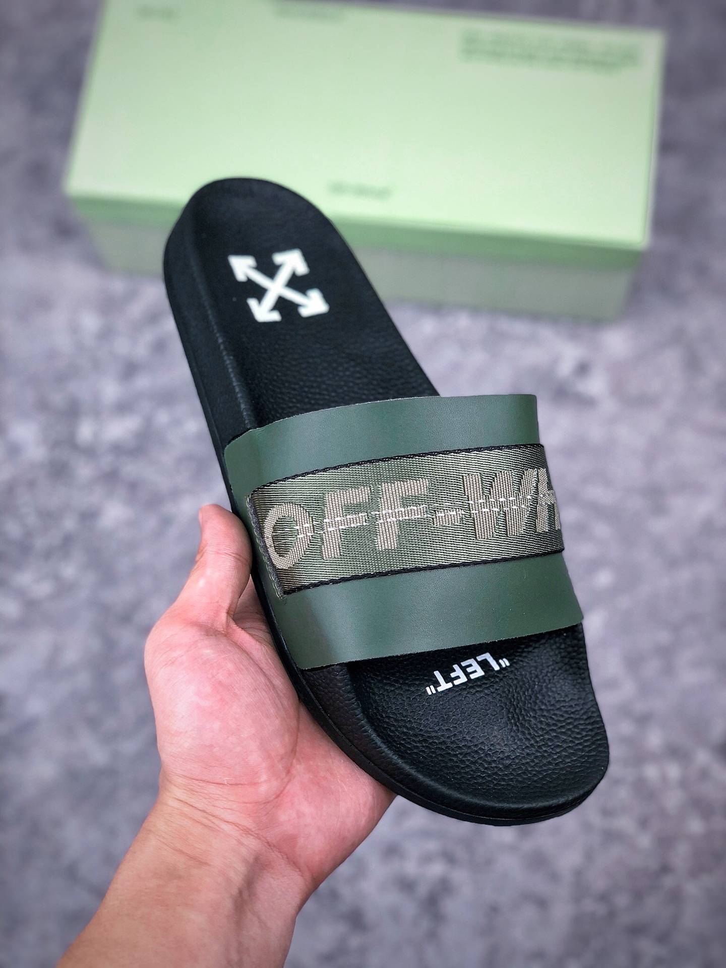 福利特价
支持放店  
Off White Off  箭头斑马纹织带系列拖鞋
OFF-WHITE C/O VIRGIL ABLOH Ow 
国际经典潮流品牌最新之作，全新街头爆款 
原装顶级版本 经典回归 OFF Ow 潮牌箭头 织带 斑马线沙滩一字拖鞋  情侣首选 日常随意搭配 全套包装 
尺码 35-45