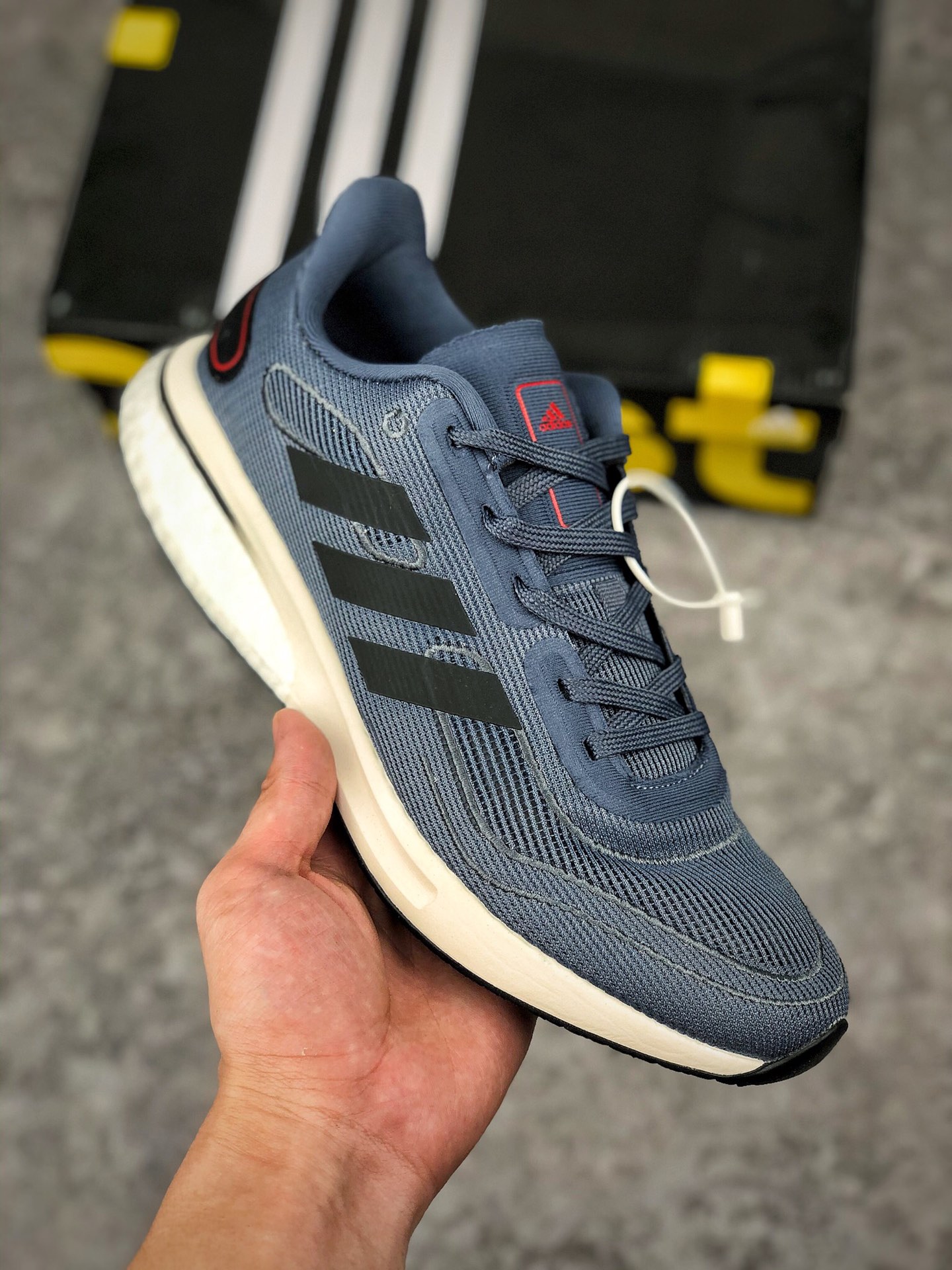  支持放店
阿迪达斯 Adidas Supernova M 马拉松赛事休闲运动跑步鞋。为Boston Marathon®波士顿马拉松赛事的选手打造。Boost技术，搭配网材鞋面。模制环绕鞋跟片。
• Boost是adidas的前沿技术
• 机制网材鞋面；Cloudfoam中底
• 鞋跟和前掌间搭载Torsion System扭力条；前掌脚趾部位加宽
• 热塑性聚氨酯橡胶（TPU）鞋身；Fitcounter模制环绕鞋跟片
• Continental马牌橡胶外底；Stretchweb大底
• 中底差：10毫米（鞋跟：32毫米 / 前掌：22毫米）
货号：EG5401
Size：40 40.5 41 42 42.5 43 44 45