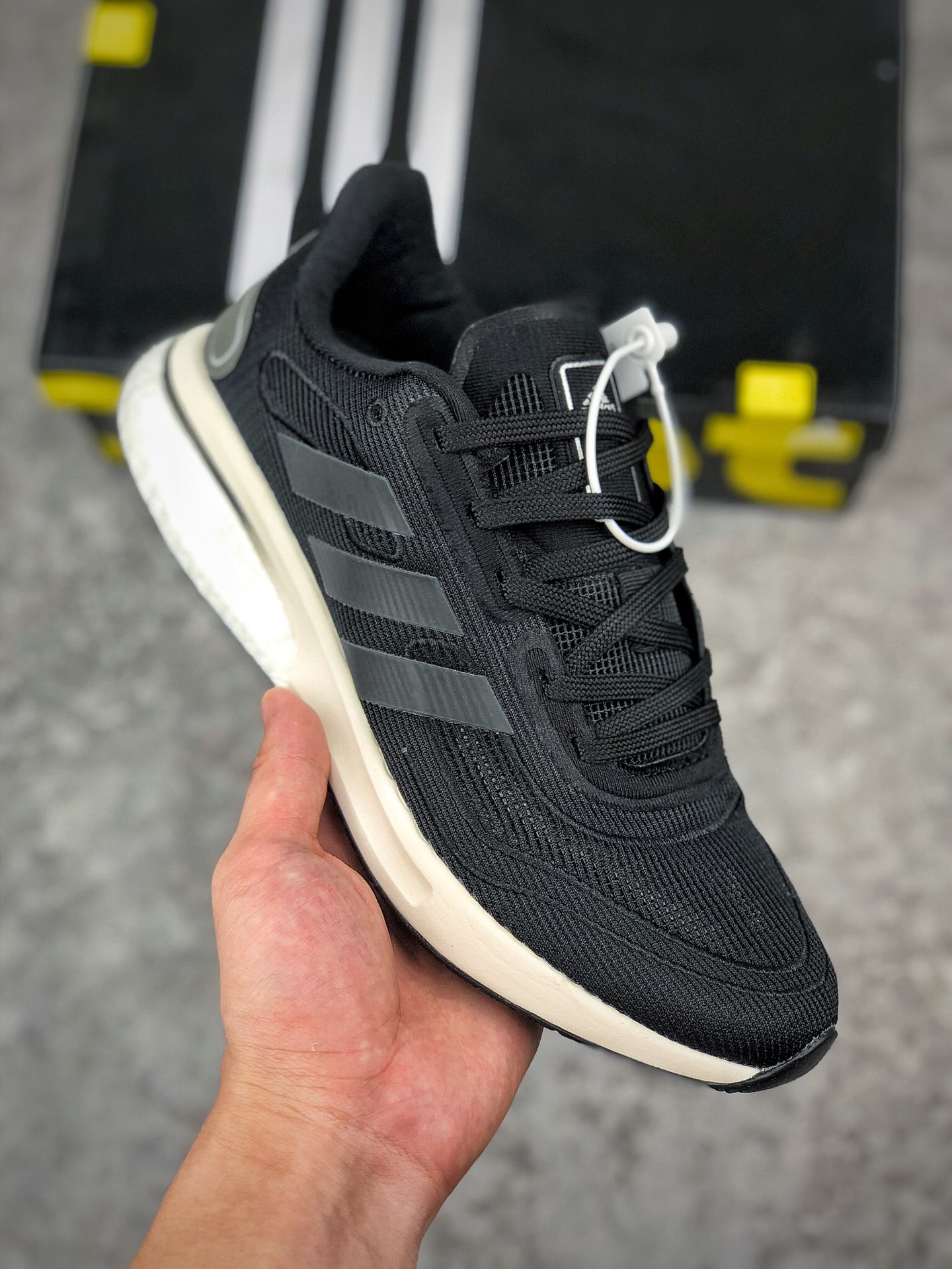  支持放店
阿迪达斯 Adidas Supernova M 马拉松赛事休闲运动跑步鞋。为Boston Marathon®波士顿马拉松赛事的选手打造。Boost技术，搭配网材鞋面。模制环绕鞋跟片。
• Boost是adidas的前沿技术
• 机制网材鞋面；Cloudfoam中底
• 鞋跟和前掌间搭载Torsion System扭力条；前掌脚趾部位加宽
• 热塑性聚氨酯橡胶（TPU）鞋身；Fitcounter模制环绕鞋跟片
• Continental马牌橡胶外底；Stretchweb大底
• 中底差：10毫米（鞋跟：32毫米 / 前掌：22毫米）
货号：EG5401
Size：40 40.5 41 42 42.5 43 44 45