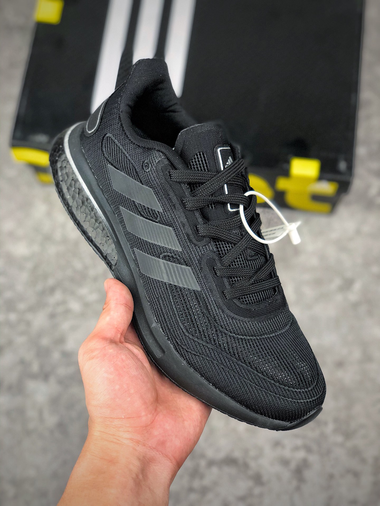  支持放店
阿迪达斯 Adidas Supernova M 马拉松赛事休闲运动跑步鞋。为Boston Marathon®波士顿马拉松赛事的选手打造。Boost技术，搭配网材鞋面。模制环绕鞋跟片。
• Boost是adidas的前沿技术
• 机制网材鞋面；Cloudfoam中底
• 鞋跟和前掌间搭载Torsion System扭力条；前掌脚趾部位加宽
• 热塑性聚氨酯橡胶（TPU）鞋身；Fitcounter模制环绕鞋跟片
• Continental马牌橡胶外底；Stretchweb大底
• 中底差：10毫米（鞋跟：32毫米 / 前掌：22毫米）
货号：EG5401
Size：40 40.5 41 42 42.5 43 44 45