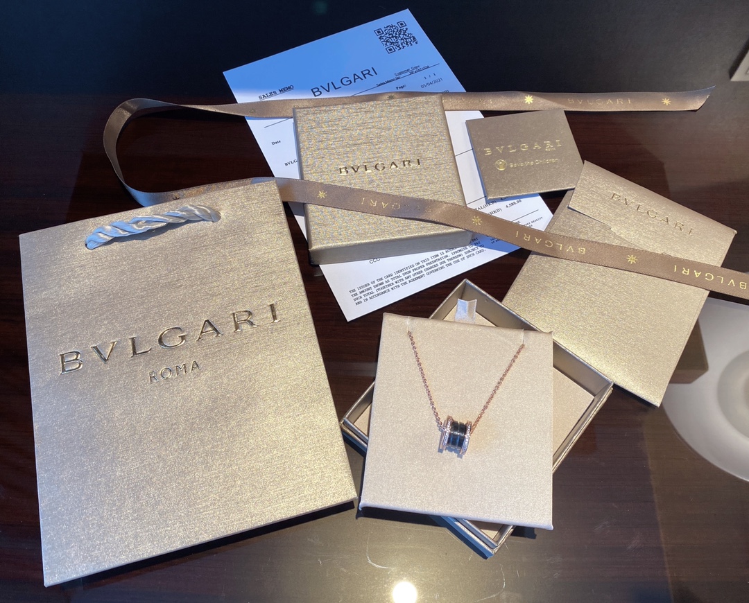 💰100 大牌项链种草

宝格丽镶钻款黑陶瓷项链带钻or不带钻

个人还是觉得带钻的闪一点

不过喜欢低调的姐妹就可以选不带钻的啦材质s925银，Cn精工版