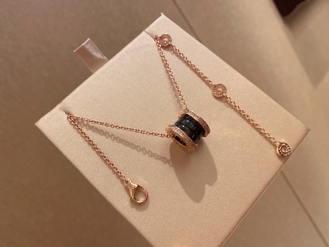 💰100 宝格丽玫瑰金边钻黑陶瓷项链

宝格丽陶瓷项链就带着低调奢华的设计风格走进女人的视野。宝格丽作为意大利著名的珠宝奢侈品牌，其秉承古希腊和古罗马的文化精髓，设计出一系列带有文艺复兴风尚的珠宝饰品。其旗下的宝格丽陶瓷项链就展现出了别样的色彩与光芒。带有韵味的工艺质感，点缀在纤细的链条上，将女人官能的美和性感展现的淋淋尽致。宝格丽陶瓷项链一经问世，就俘获了万干女性消费者芳心。