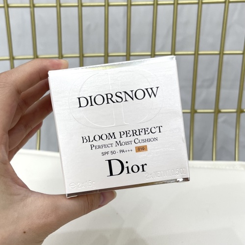 Dior Snow Bloom Perfect Moist Cushion SPF 50 - PA+++, Includes Refill 1 Dior Snow Bloom Perfect Moist Cushion SPF 50 - PA+++, Includes Refill