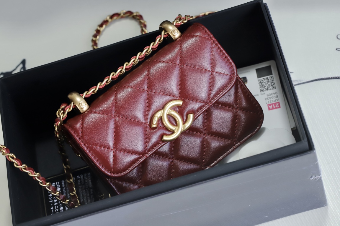 Brand , in stock now! The long-awaited 2021 new double pearl chain coin purse and card holder. Featuring the perfect design of the gold ball, adjustable, made of smooth calfskin material, this bag is explosively stylish. Absolutely luxurious. Size: 9.5x12.5x3.5cm. image 1