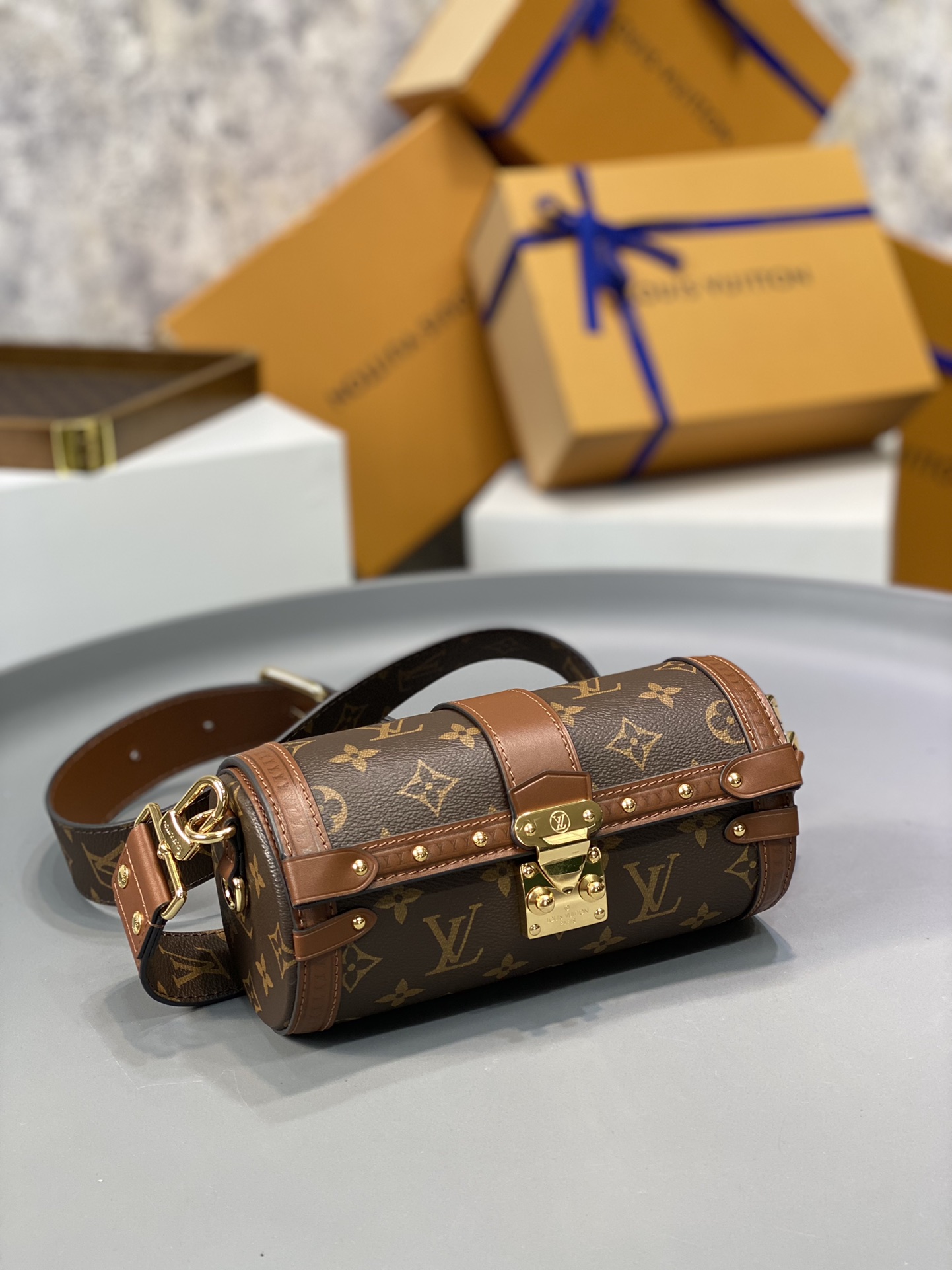 NO:176533,Duty-free version [aillon BB handbag] M57835/refall autumn and winter series new aillon trunk toile monogram handbag select Monogram leather depicting Monogram print, recreating the outline of the classic aillon handbag in a pocket size. The detachable jacquard strap conveys a sporty atmosphere. Size 20 x 10 x 10 cm,19860909免税版本【aillon BB 手袋】 M57835/refall 秋冬系列新款 aillon trunk toile monogram手袋选取描绘 Monogram 印花的 Monogram 皮革,以袖珍尺寸再现经典 aillon 手袋轮廓.可拆卸提花肩带传递运动气息 尺寸 20 x 10 x 10 厘米,,Bag