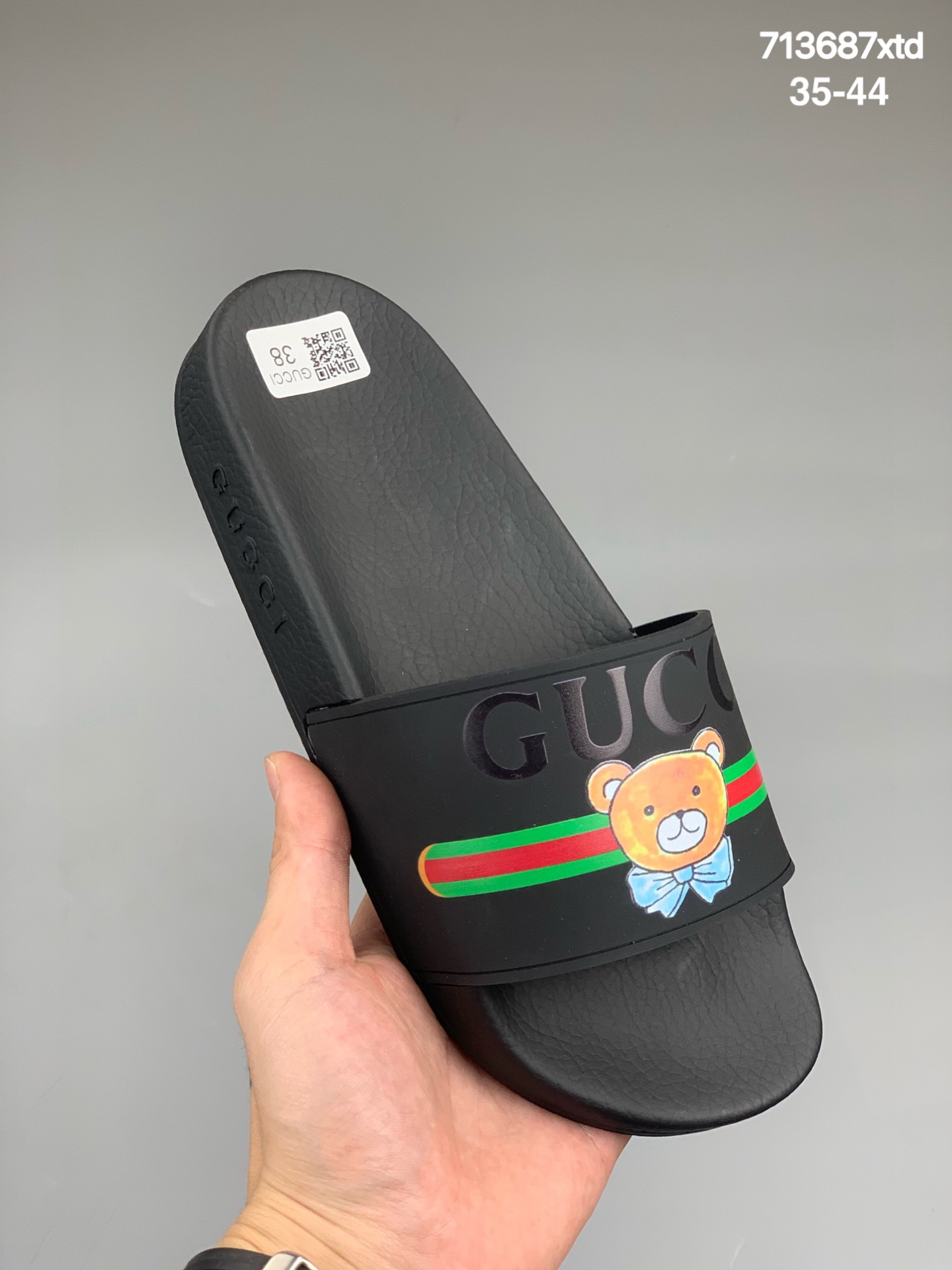 
Gucci 古驰 2021春夏最新情侣拖鞋INS爆款现货发售正品购入开模，台湾进口升级发泡大底，3D丝印胶片组合鞋面和浮雕徽标，一字带包脚舒适，各大明星网红争先种草代言，正品全新高端绿盒包装
Size：35 36 37 38 39 40 41 42 43 44 
编码:713687xtd