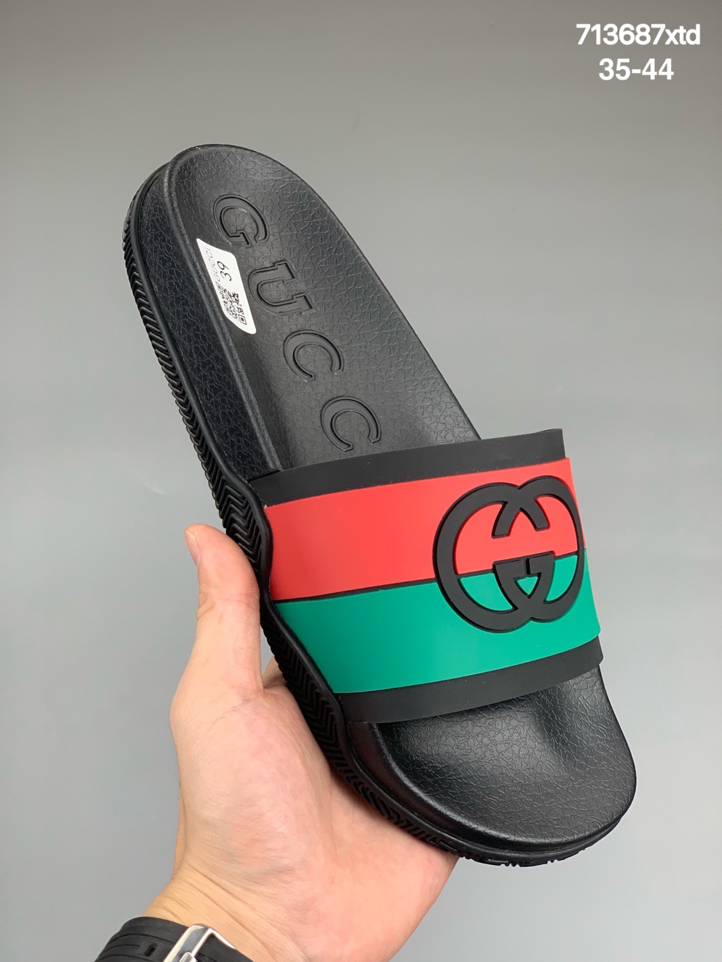 
Gucci 古驰 2021春夏最新情侣拖鞋INS爆款现货发售正品购入开模，台湾进口升级发泡大底，3D丝印胶片组合鞋面和浮雕徽标，一字带包脚舒适，各大明星网红争先种草代言，正品全新高端绿盒包装
Size：35 36 37 38 39 40 41 42 43 44 
编码:713687xtd