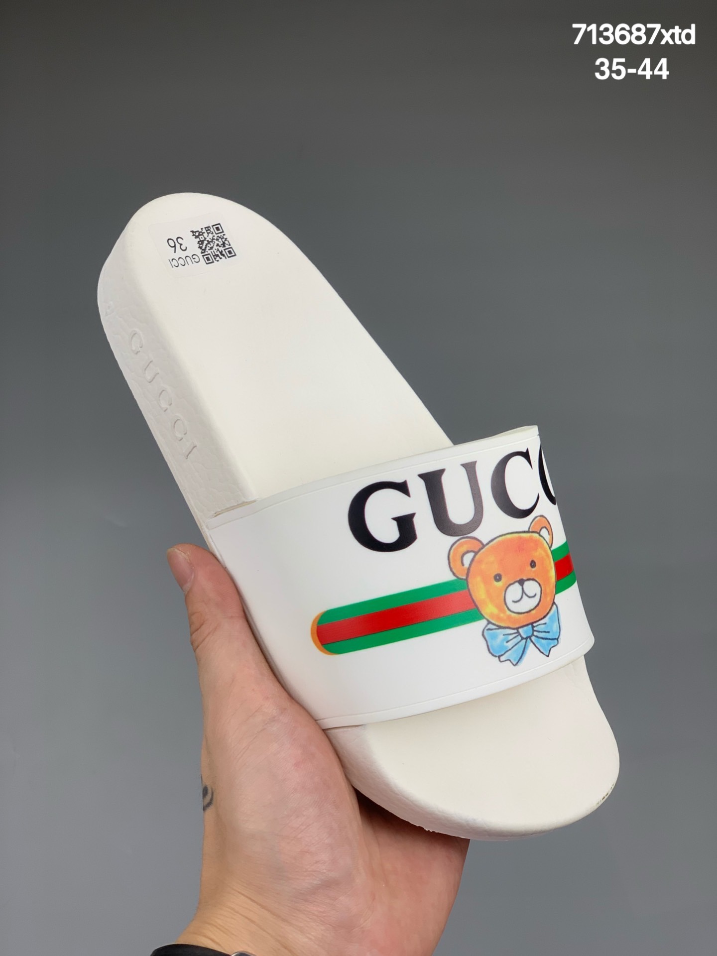 
Gucci 古驰 2021春夏最新情侣拖鞋INS爆款现货发售正品购入开模，台湾进口升级发泡大底，3D丝印胶片组合鞋面和浮雕徽标，一字带包脚舒适，各大明星网红争先种草代言，正品全新高端绿盒包装
Size：35 36 37 38 39 40 41 42 43 44 
编码:713687xtd