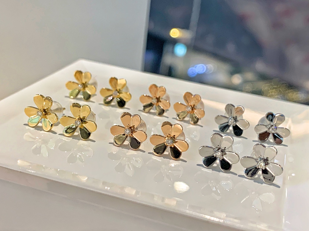 Van Cleef & Arpels VCA 三叶草 同款钻石耳钉，精工品质，重金质感 钻石3分，白闪无奶咖 超值回馈价/对‼
