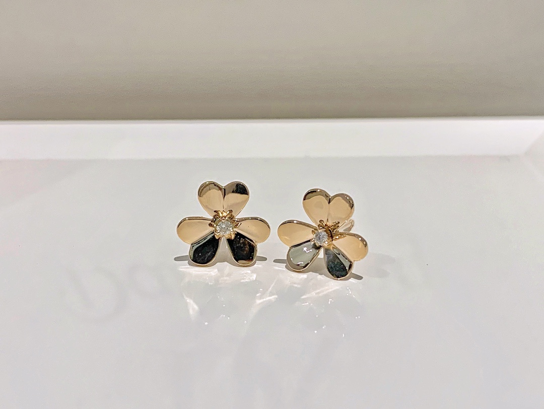 Van Cleef & Arpels VCA 三叶草 同款钻石耳钉，精工品质，重金质感 钻石3分，白闪无奶咖 超值回馈价/对‼