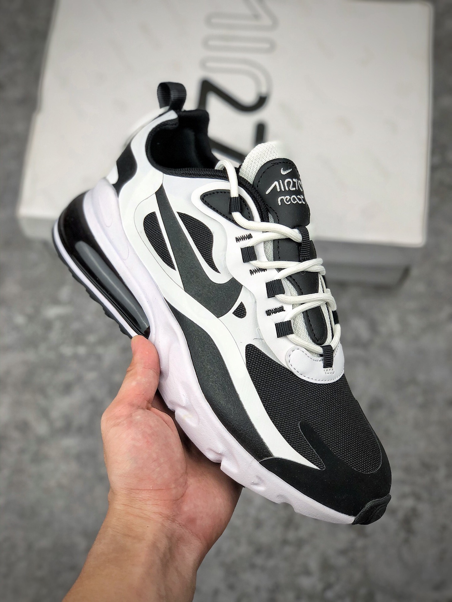  支持放店
公司级 耐克 Nike React Air Max 270 React 高桥盾系列 机能半气垫跑步鞋 。具备时尚风格和舒适感受，演绎未来风范。柔软泡棉中底搭载大体积 Max Air 气垫，造就传统运动鞋可望而不可及的缓震配置。舒适弹性内衬带来如袜子般的贴合感，在你大显身手时带来稳固锁定的出众脚感。
官方货号#CT1646-100
SIZE：36 36.5 37.5 38 38.5 39 40 40.5 41 42 42.5 43 44 45