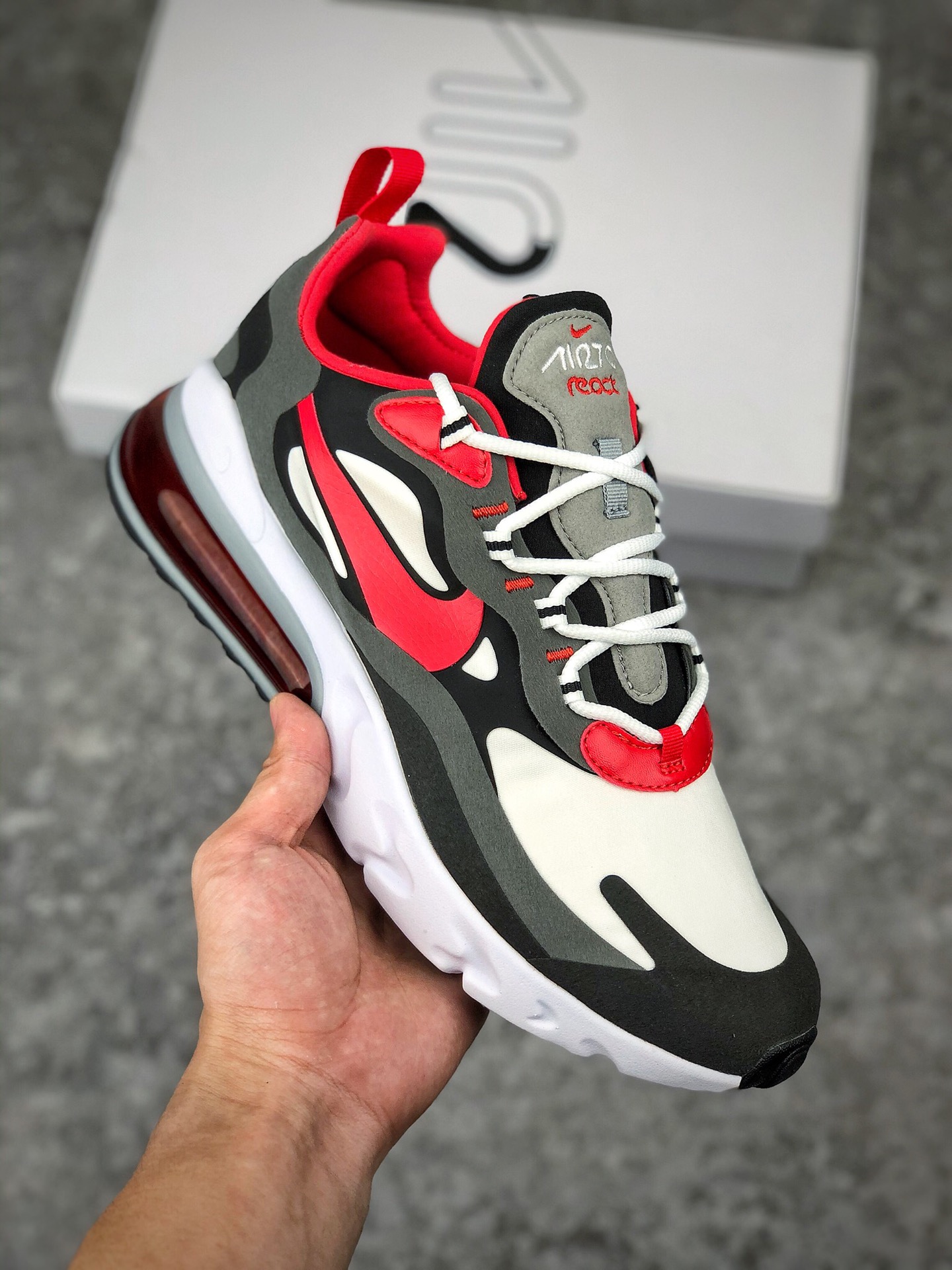  支持放店
公司级 耐克 Nike React Air Max 270 React 高桥盾系列 机能半气垫跑步鞋 。具备时尚风格和舒适感受，演绎未来风范。柔软泡棉中底搭载大体积 Max Air 气垫，造就传统运动鞋可望而不可及的缓震配置。舒适弹性内衬带来如袜子般的贴合感，在你大显身手时带来稳固锁定的出众脚感。
官方货号#CI3866-002
SIZE：36 36.5 37.5 38 38.5 39 40 40.5 41 42 42.5 43 44 45